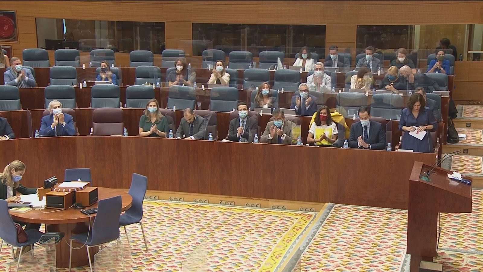 Ayuso tiende en la Asamblea de Madrid la mano a Sánchez, en medio de los reproches de la oposición