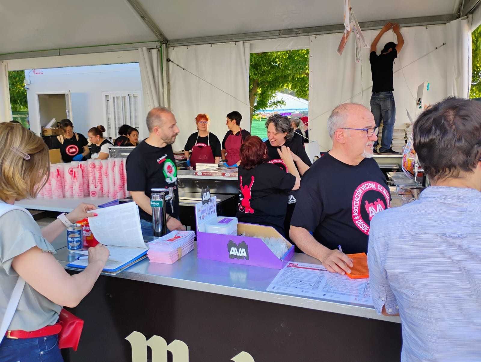 Carpa de la Asociación de Vecinos de Aluche en las fiestas de este barrio