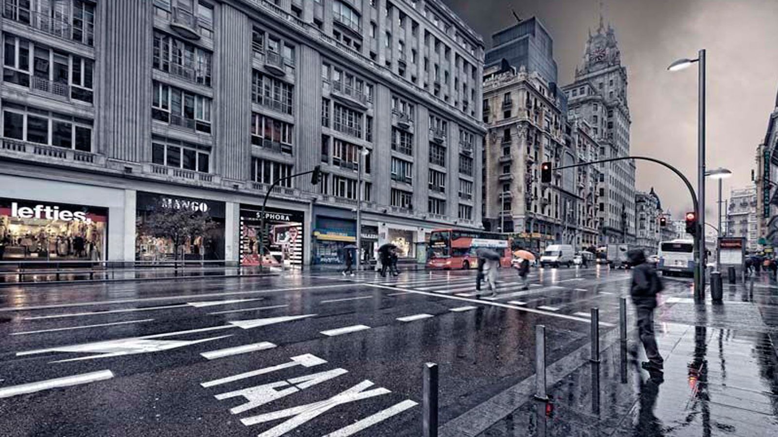 Lluvia en la Gran Vía madrileña