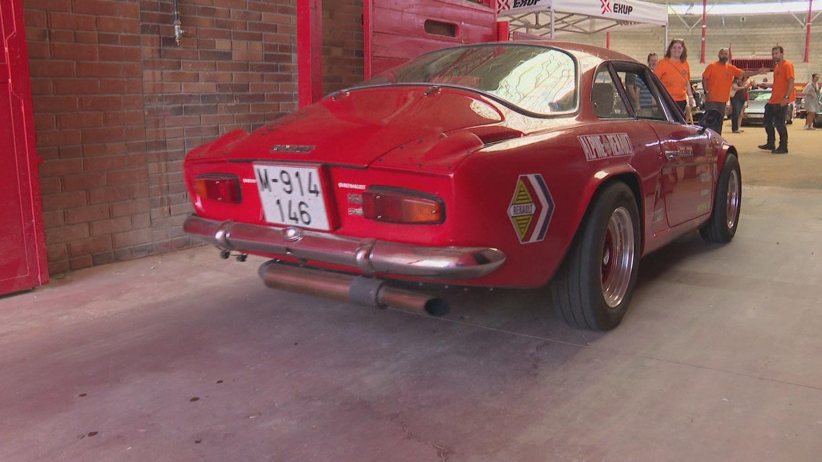 Más de 200 motos y coches clásicos se dan cita en una exposición del motor en Valdemorillo