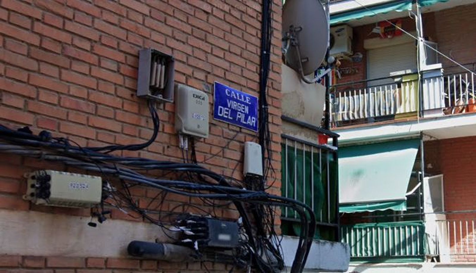 Cableado de compañías de telecomunicaciones en una calle de Arganda