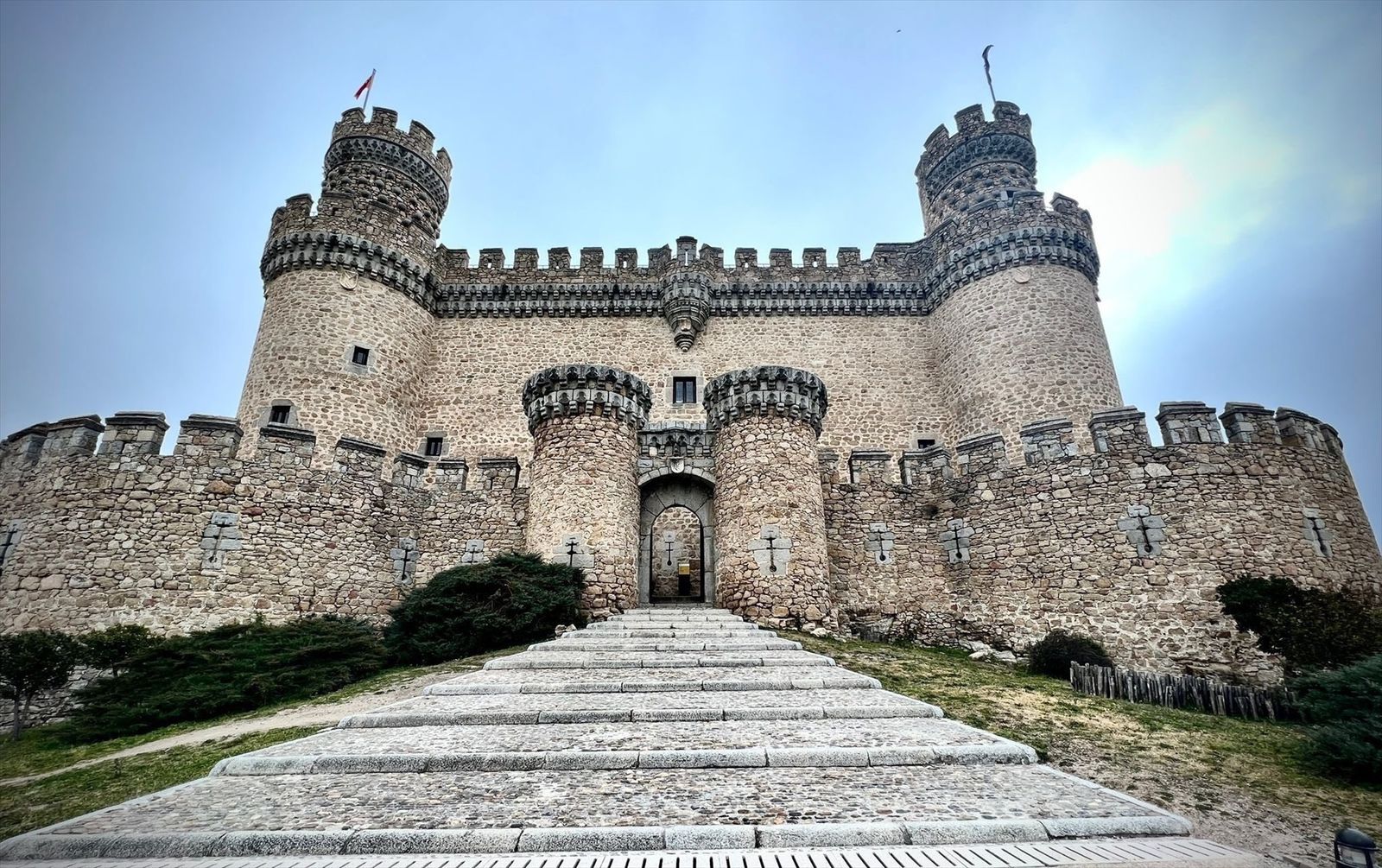 El castillo de Manzanares El Real vuelve a sus dueños y cierra al público