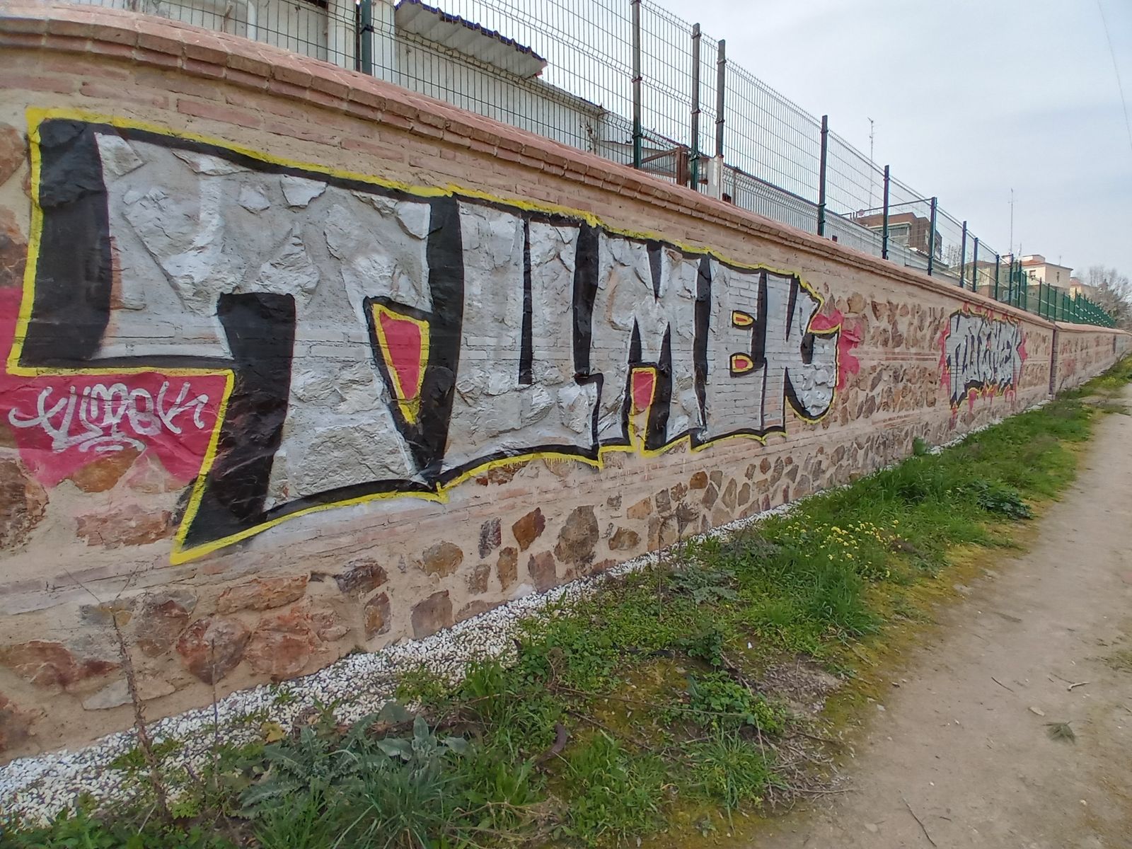 Pintadas en el muro histórico de la Casa de Campo