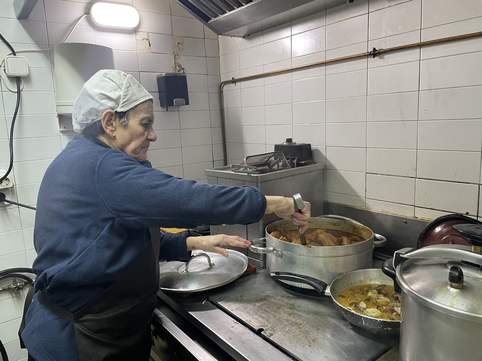 Doña Julia Bombín en la cocina de Los Asturianos