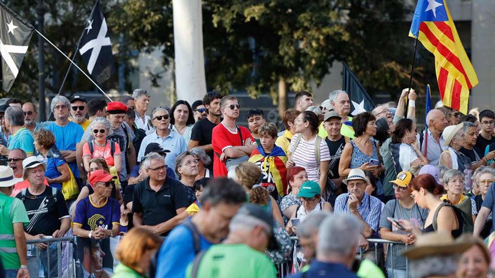 Manifestantes independentistas se congregan cerca del Parlament para recibir a Puigdemont