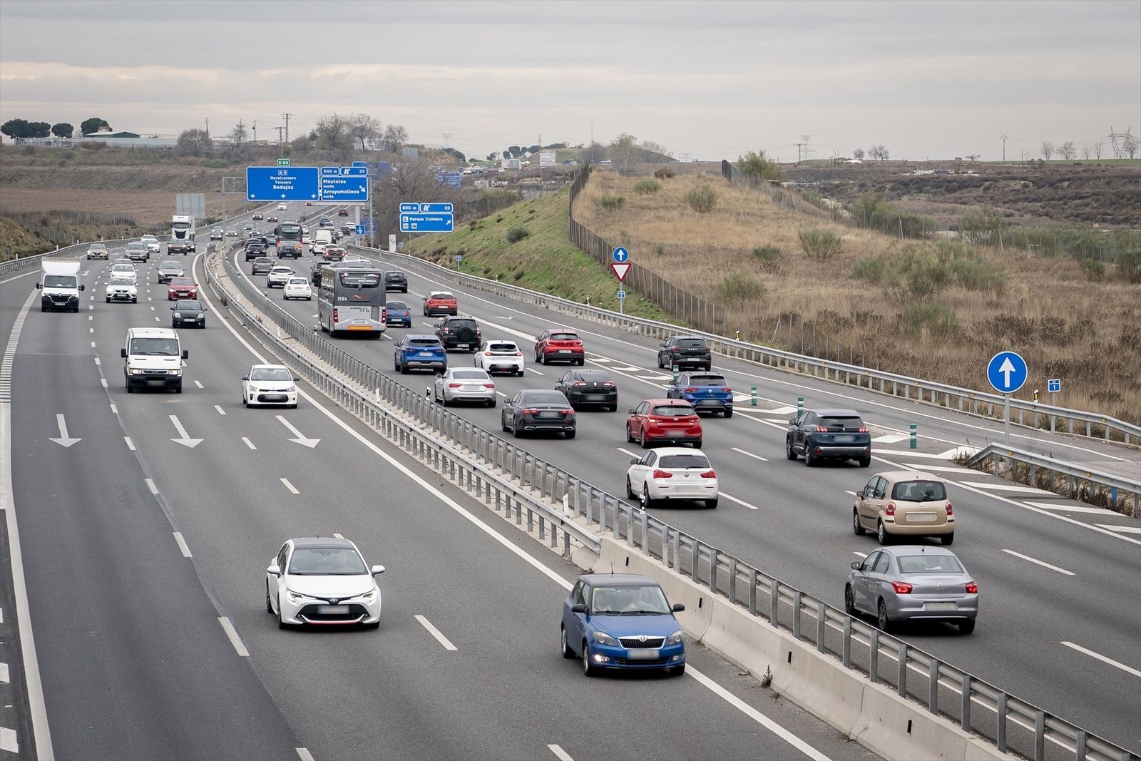 Varios vehículos en la A5