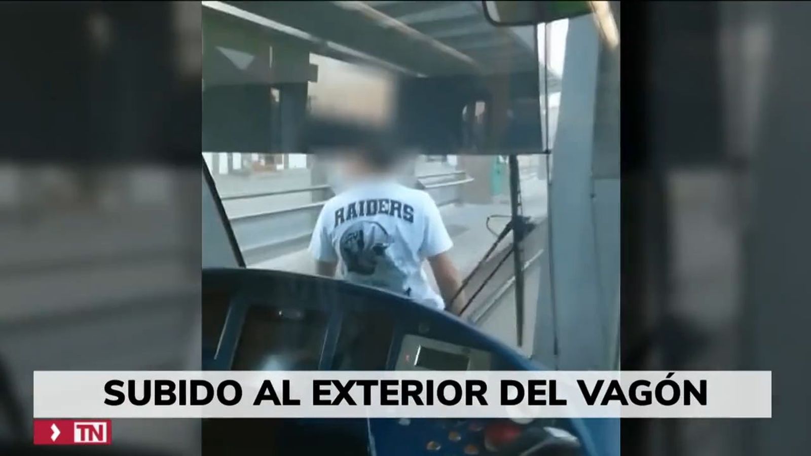 Una forma peligrosa de coger el tranvía en Parla