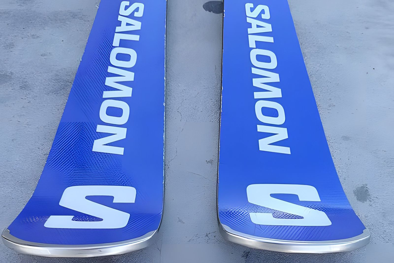 Esquís Salomon XS/Race puestos a la venta en Wallapop por 400 euros