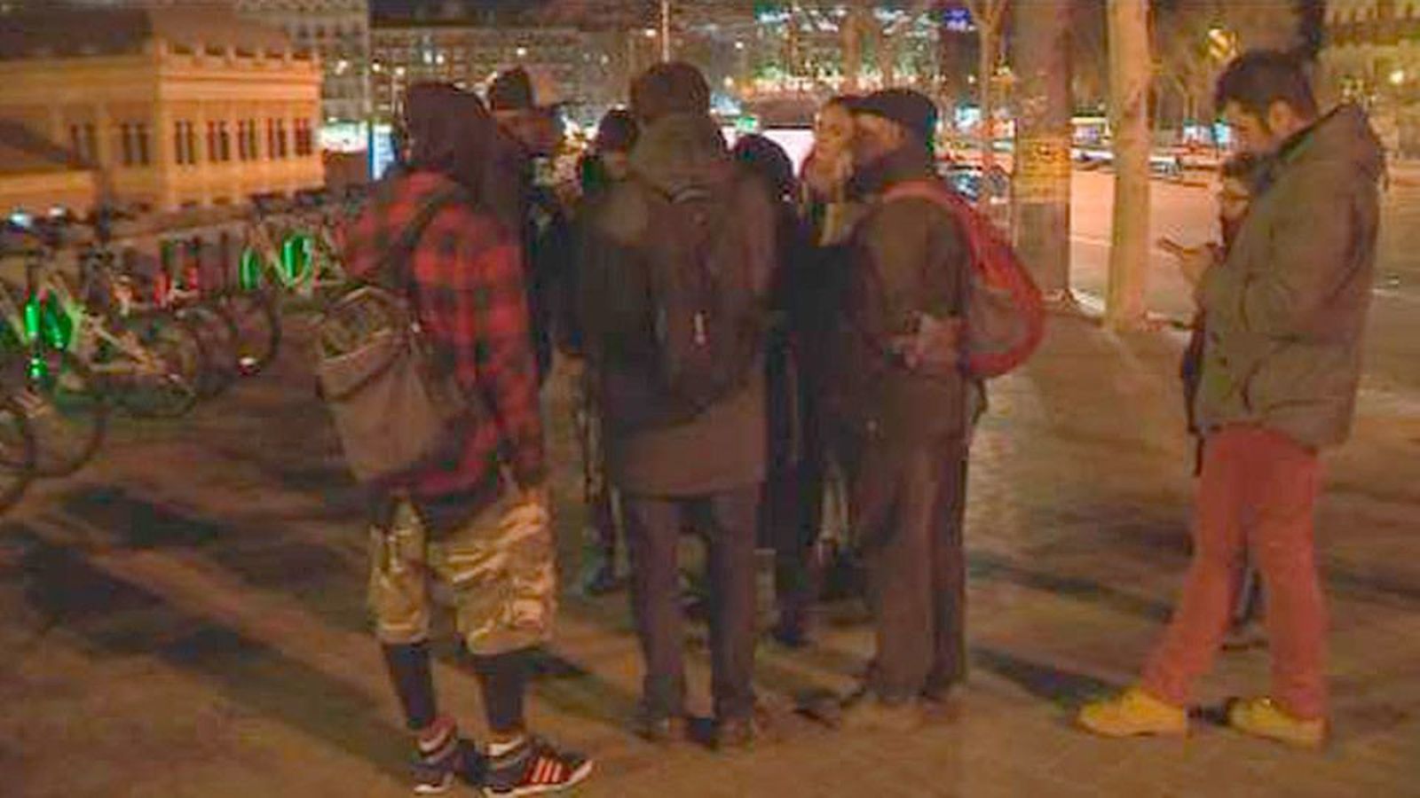 Inmigrantes y sin techo pasan la noche en la calle ante la falta de plazas en los albergues