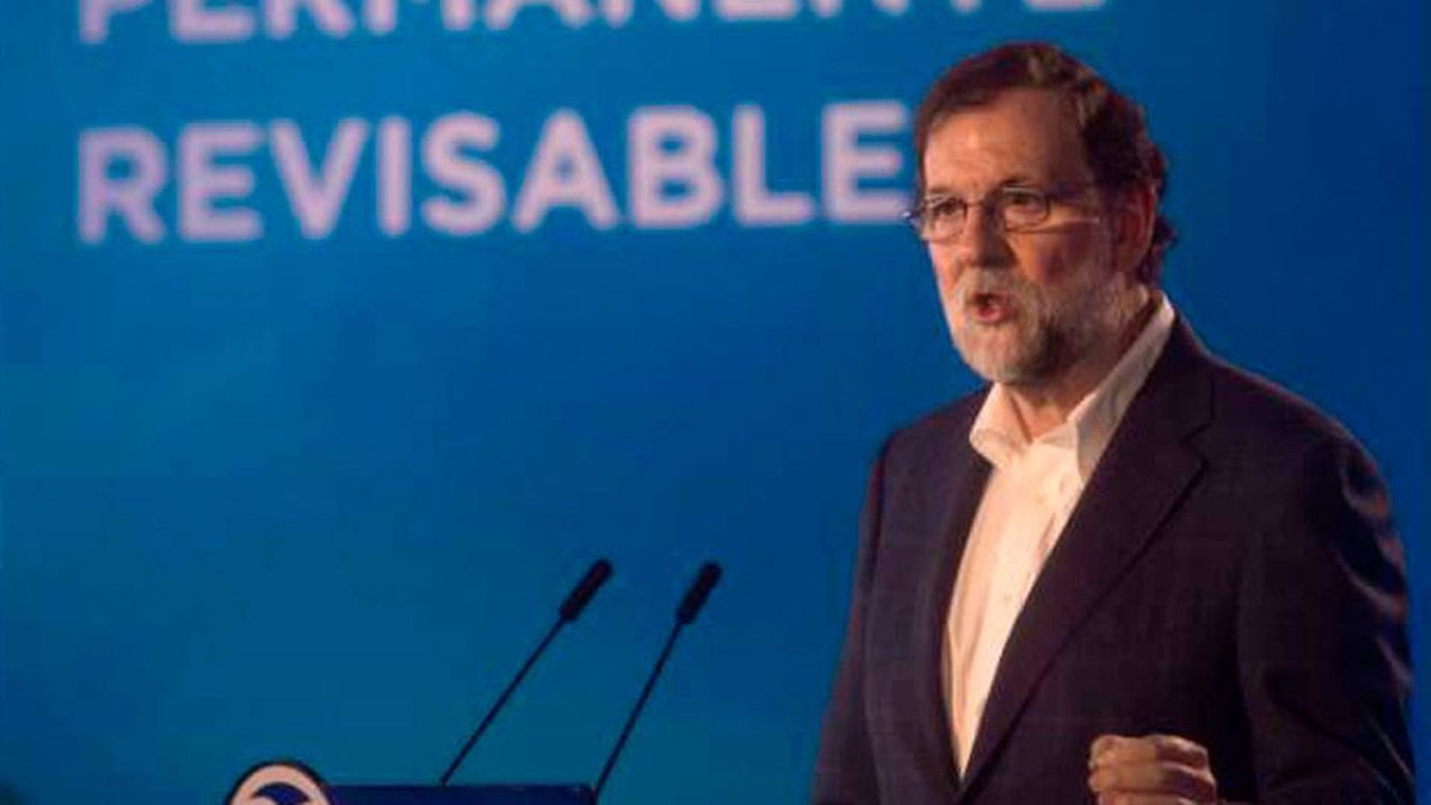Rajoy insta a los independentistas a proponer un candidato que cumpla la ley