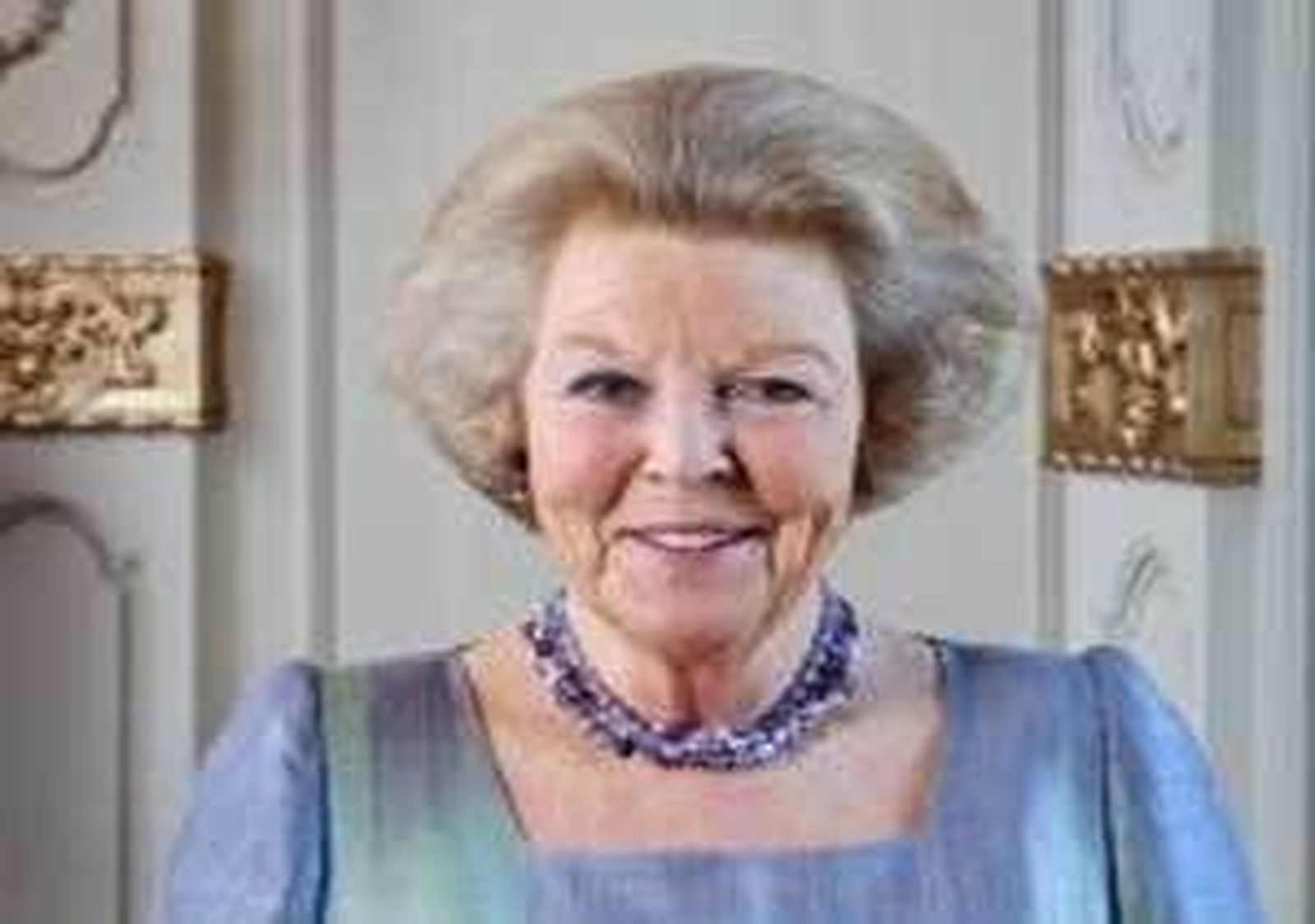 La reina Beatriz de Holanda anuncia su abdicación en el príncipe Guillermo