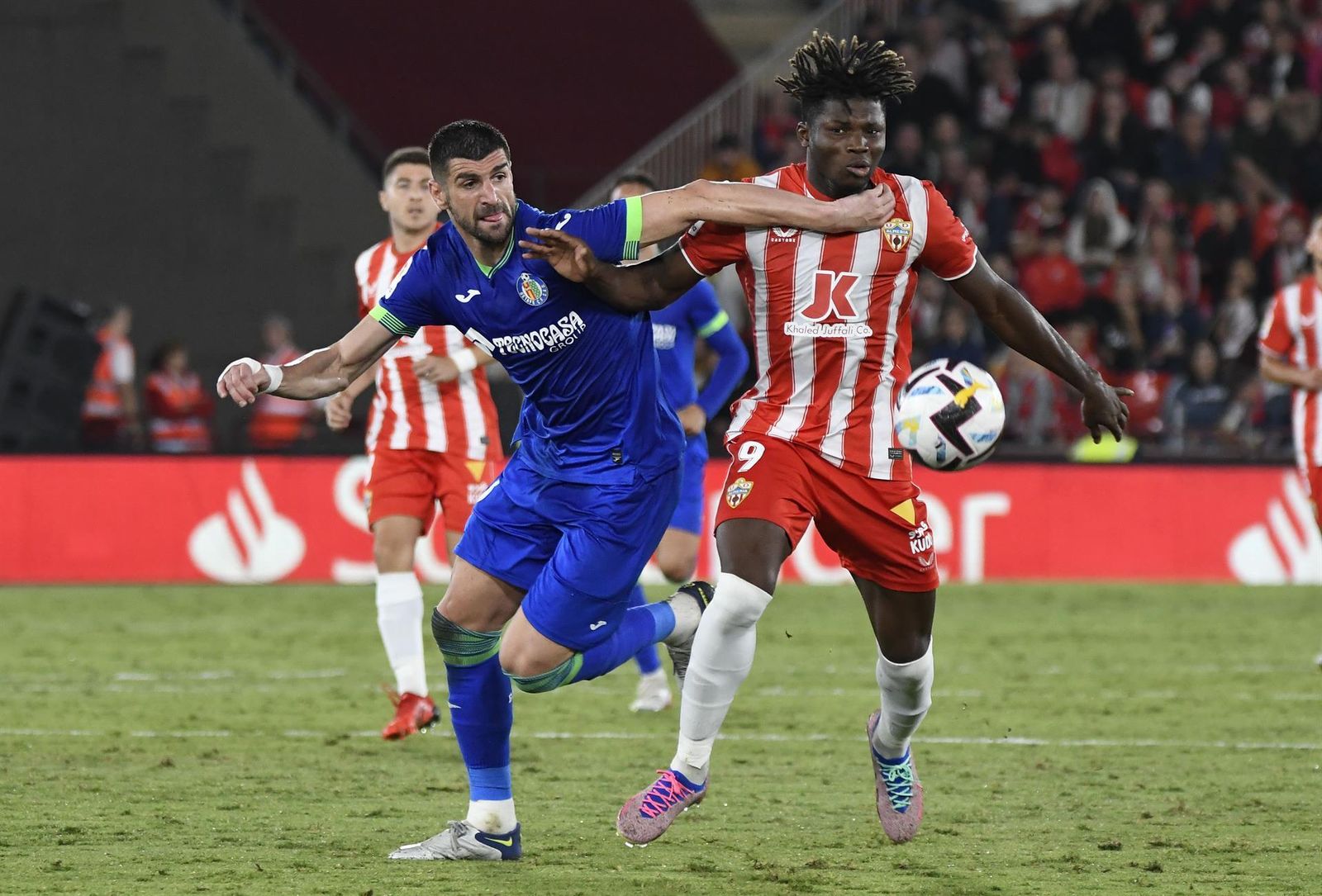 Mitrovic ante el Almería