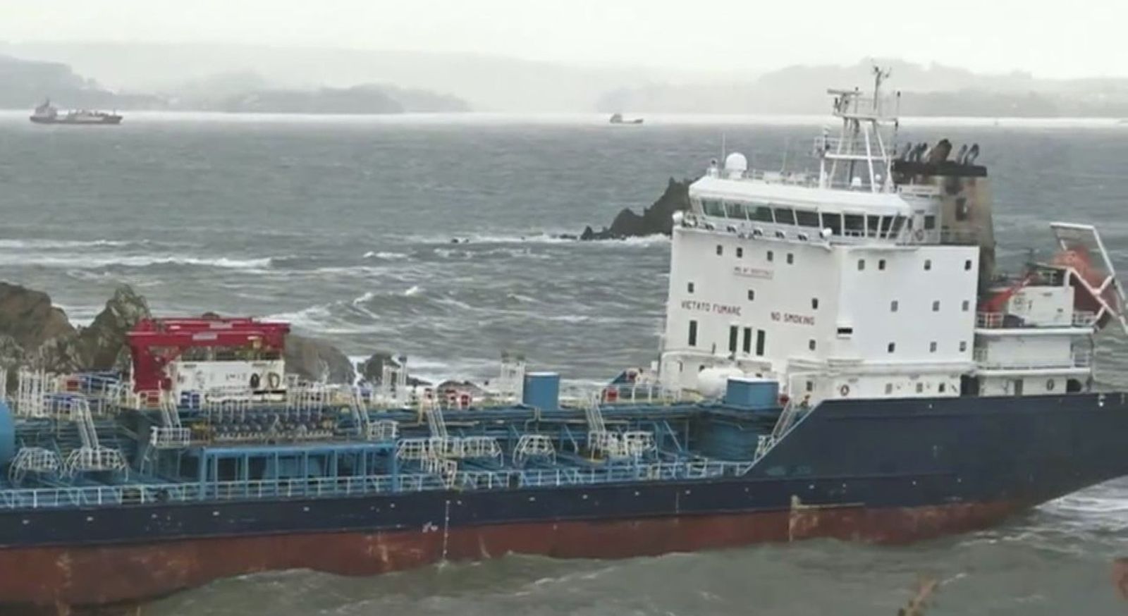 El buque Blue Star con 16 tripulantes continúa encallado en la costa coruñesa