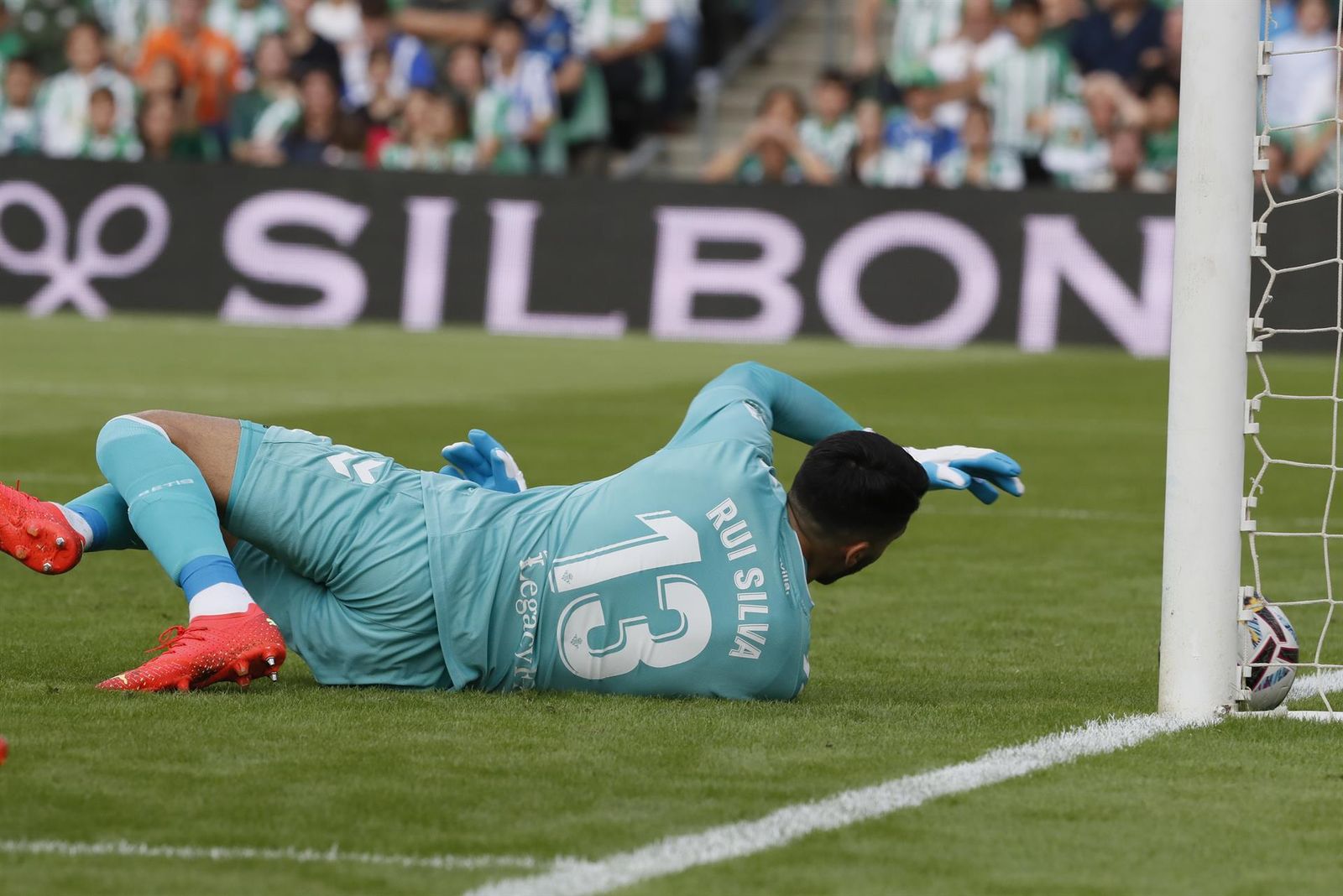 El portero del Real Betis Rui Silva no puede evitar el gol marcado por Antoine Grizmann