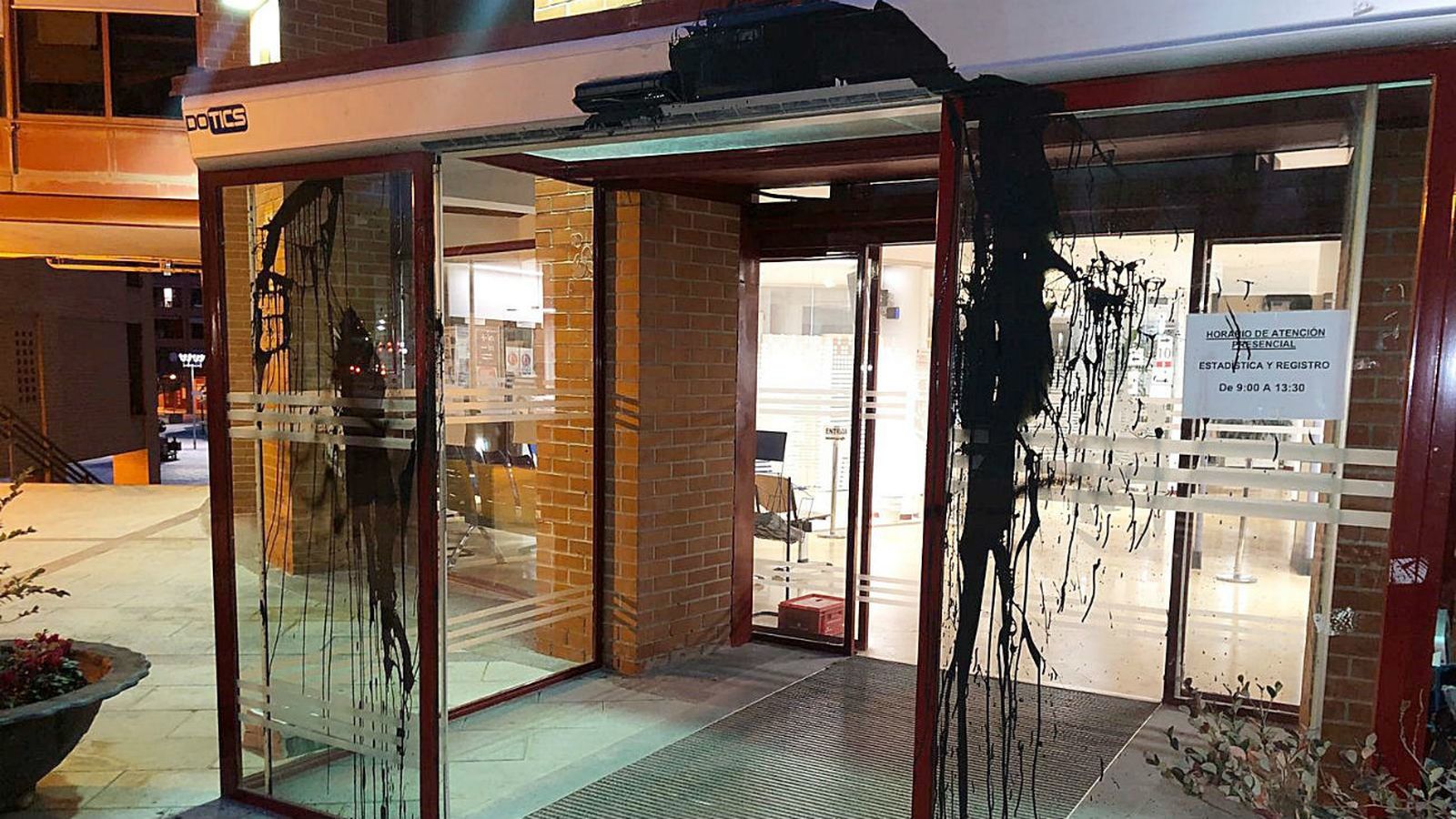 Arrojan pintura a la fachada del Ayuntamiento de Coslada
