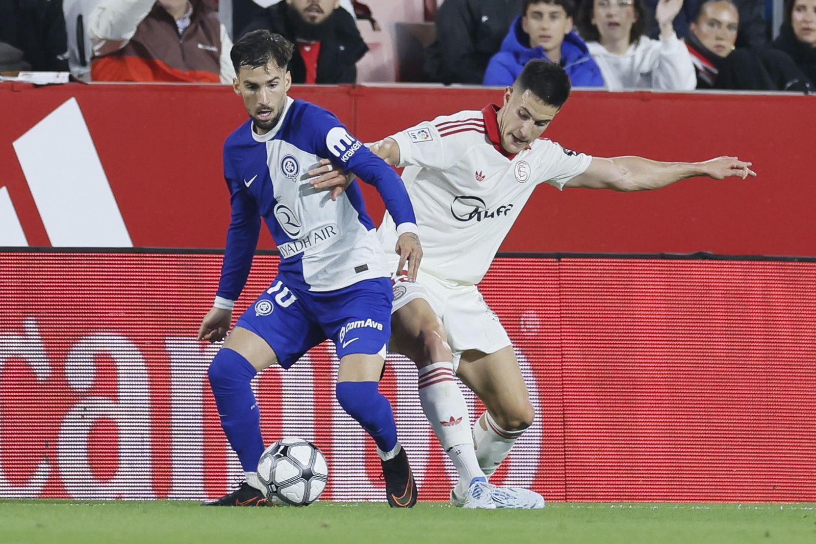 Alex Baena ante el Sevilla