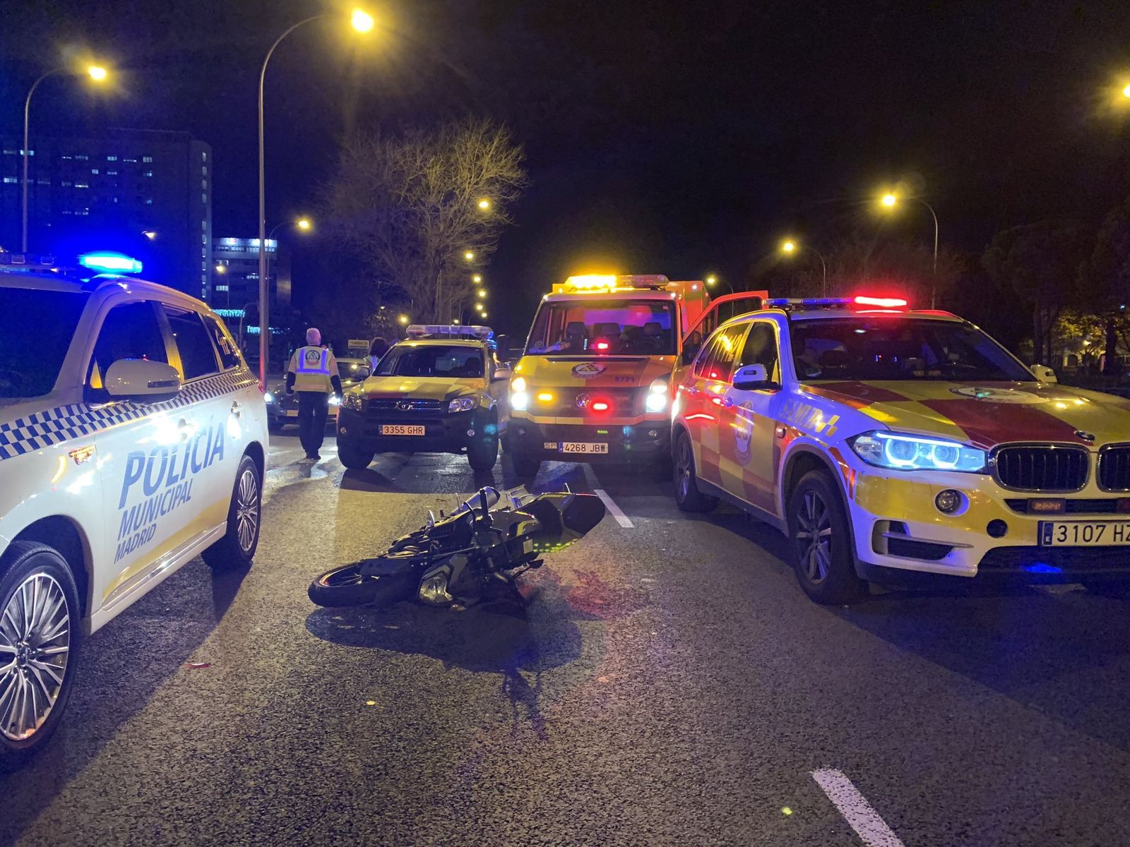 Un motorista está en estado muy grave tras chocar contra un coche en el Paseo de la Castellana