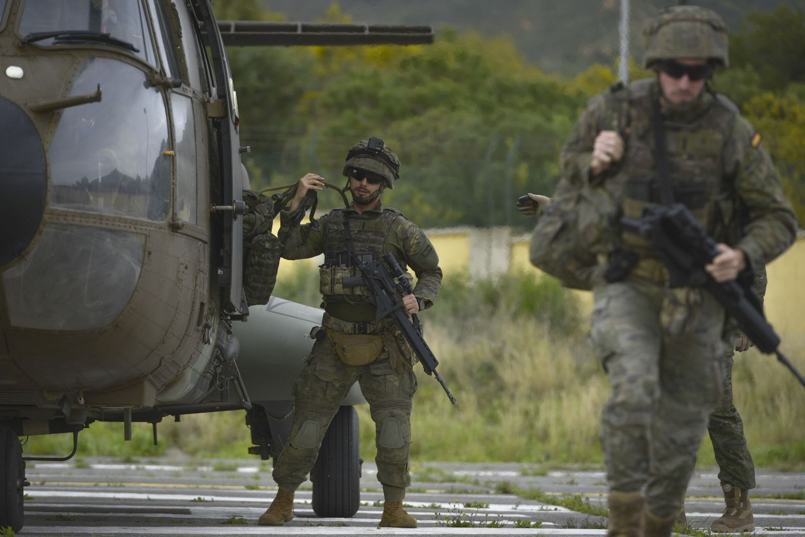 Dos militares del Ejército de Tierra de España durante unas maniobras