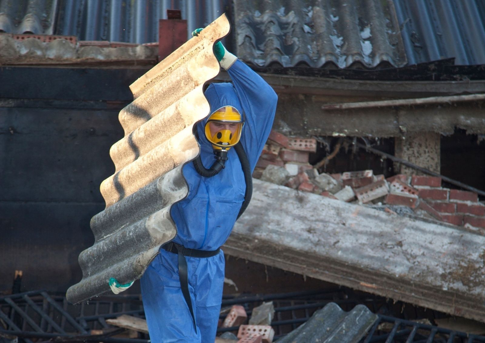 Un operario retira una estructura de amianto.