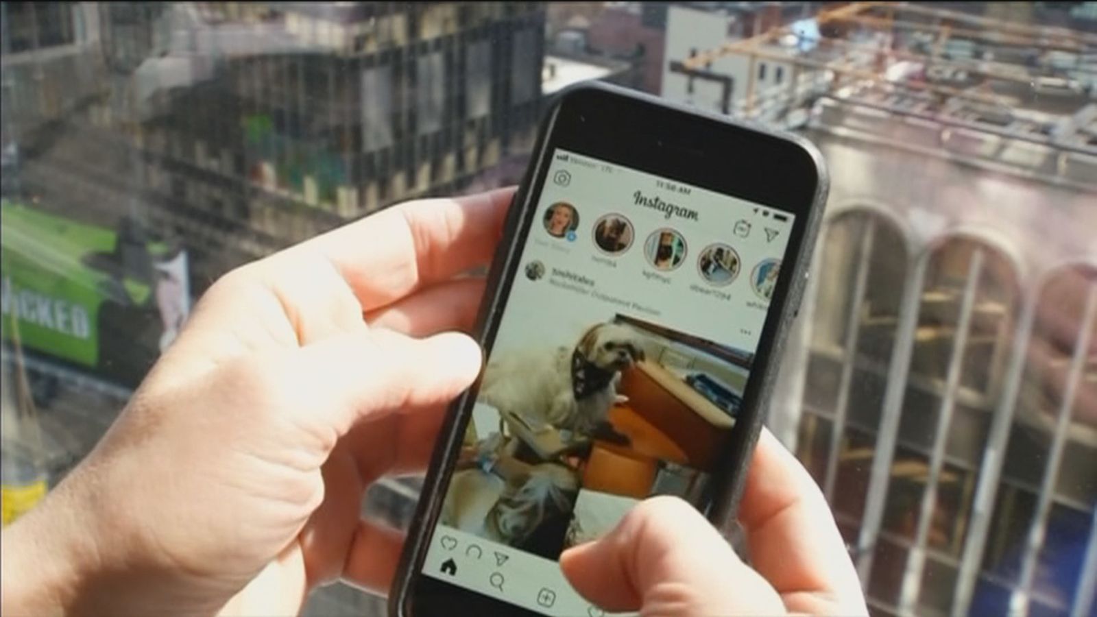 Un joven usando Instagram