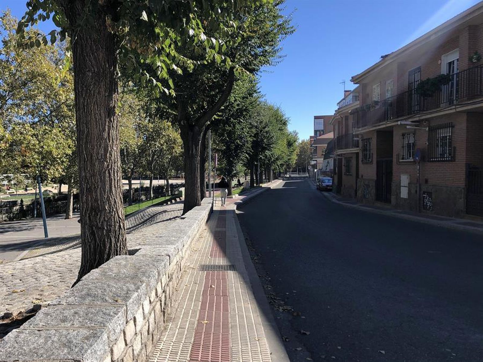 Una mujer camina por una calle vacía en Madrid