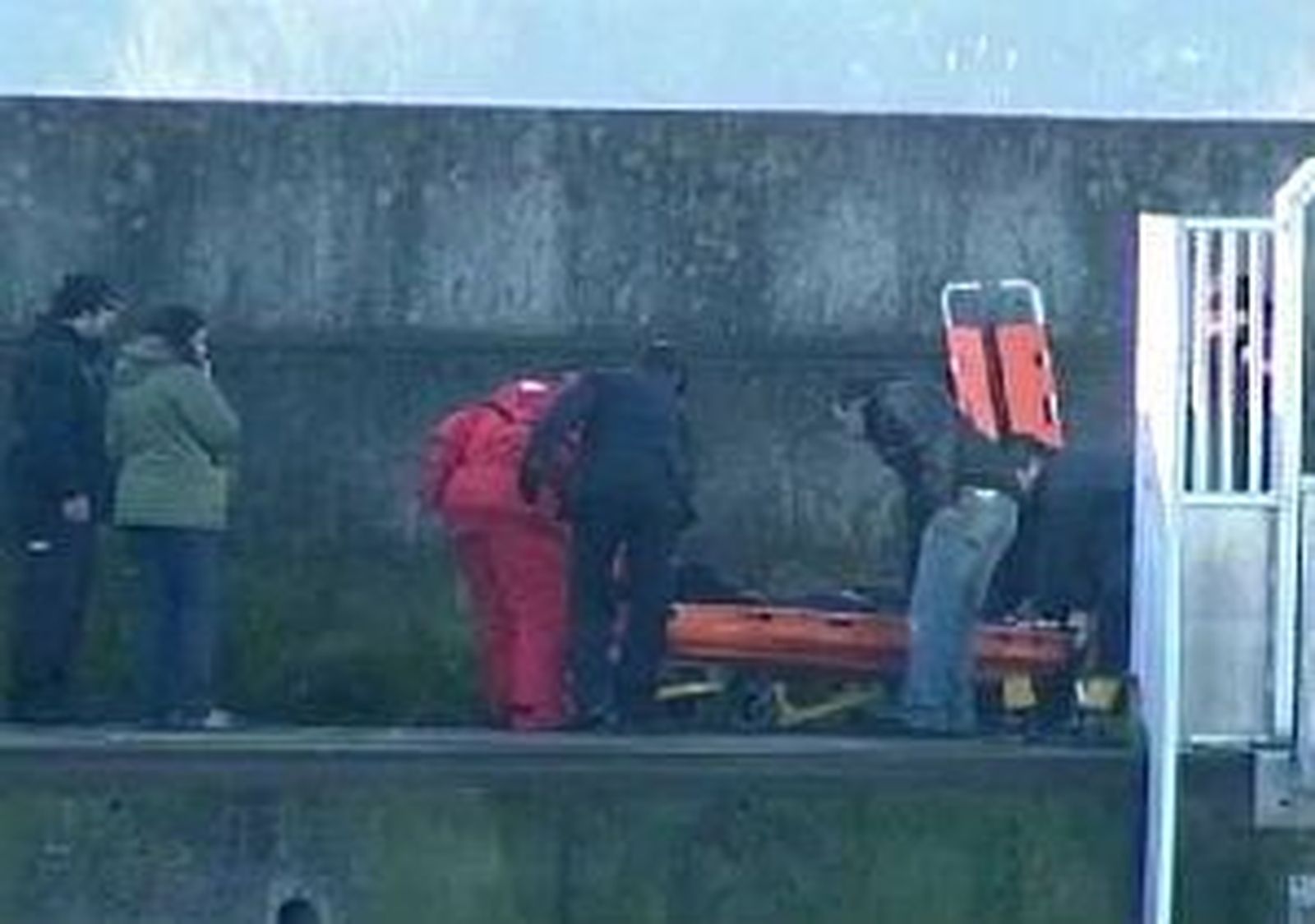 Un policía muerto y tres desaparecidos en la playa coruñesa del Orzán