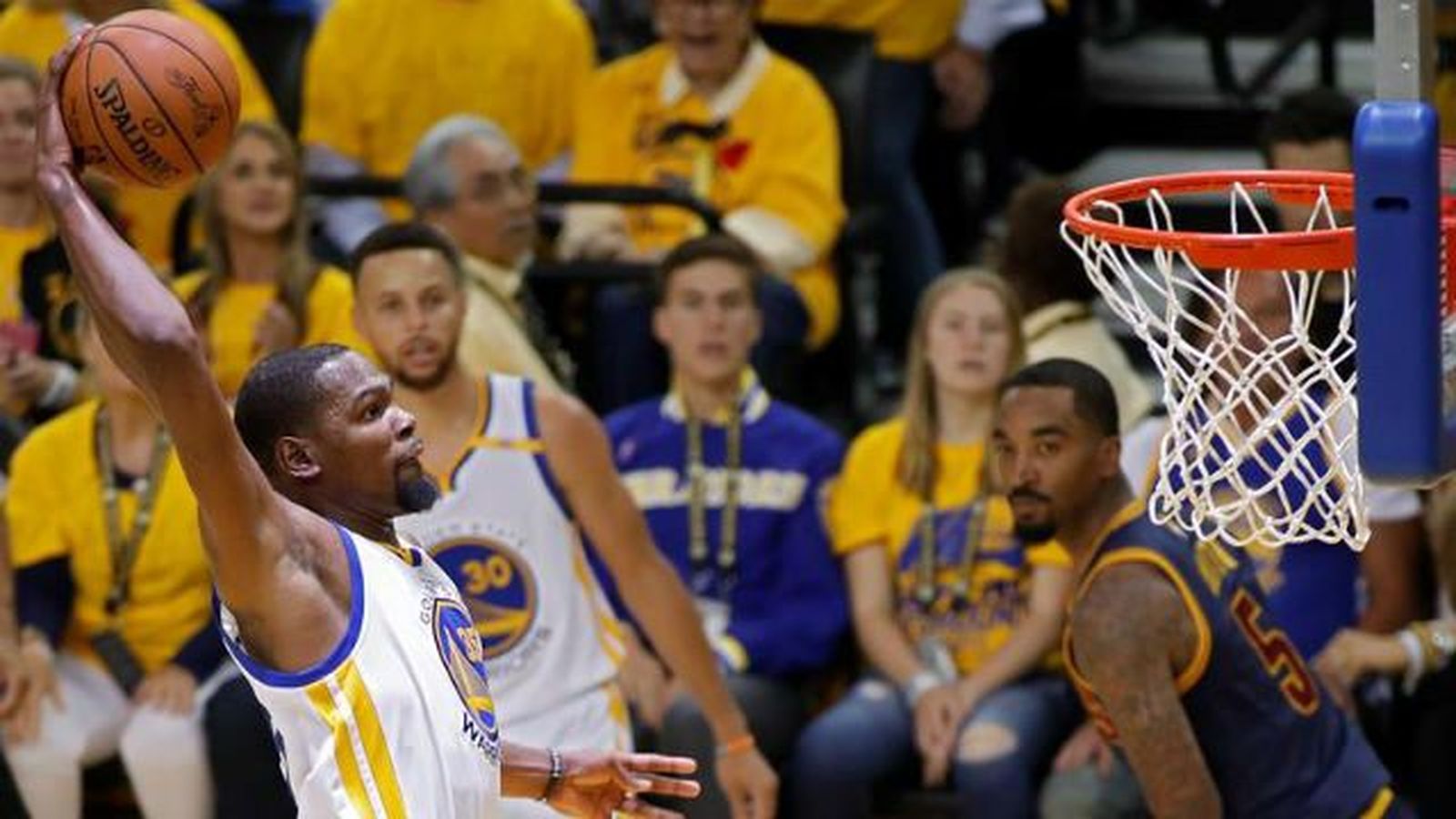113-90. Durant se exhibe ante James y da primer triunfo a Warriors