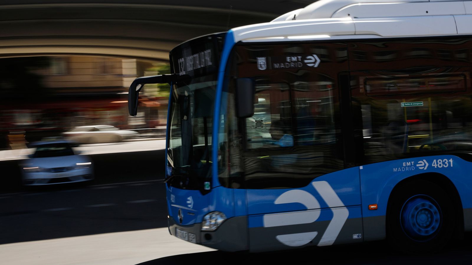 Un autobús urbano de la EMT circula por las inmediaciones del intercambiador de Moncloa
