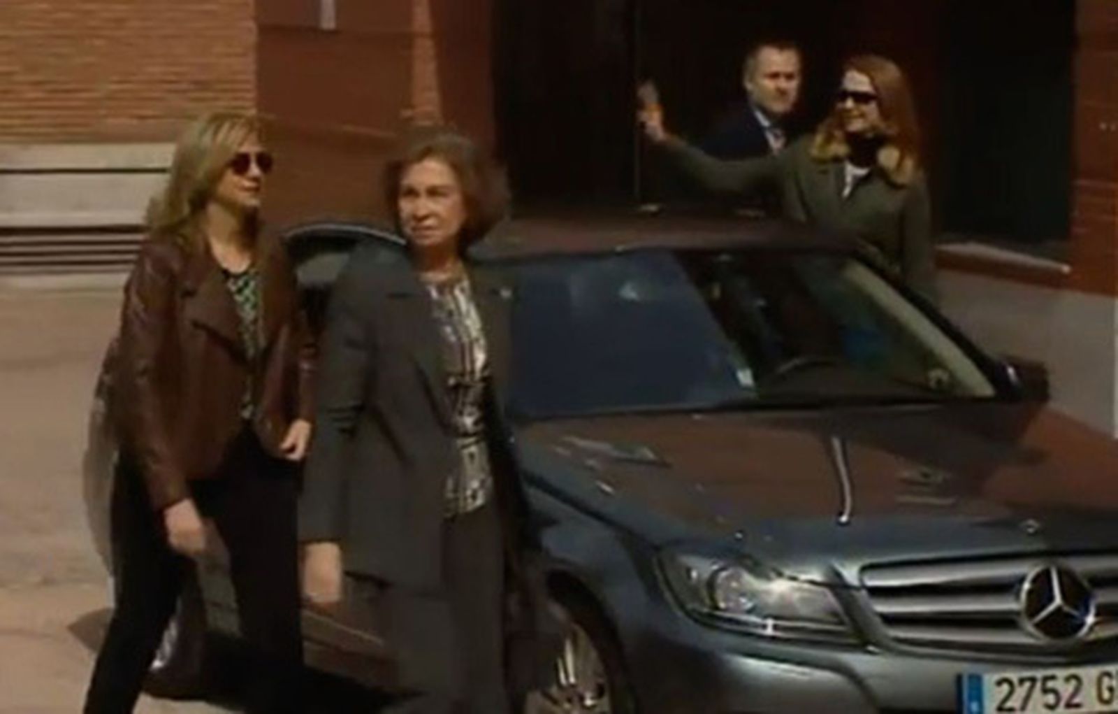 La Reina y las infantas a la llegada al hospital