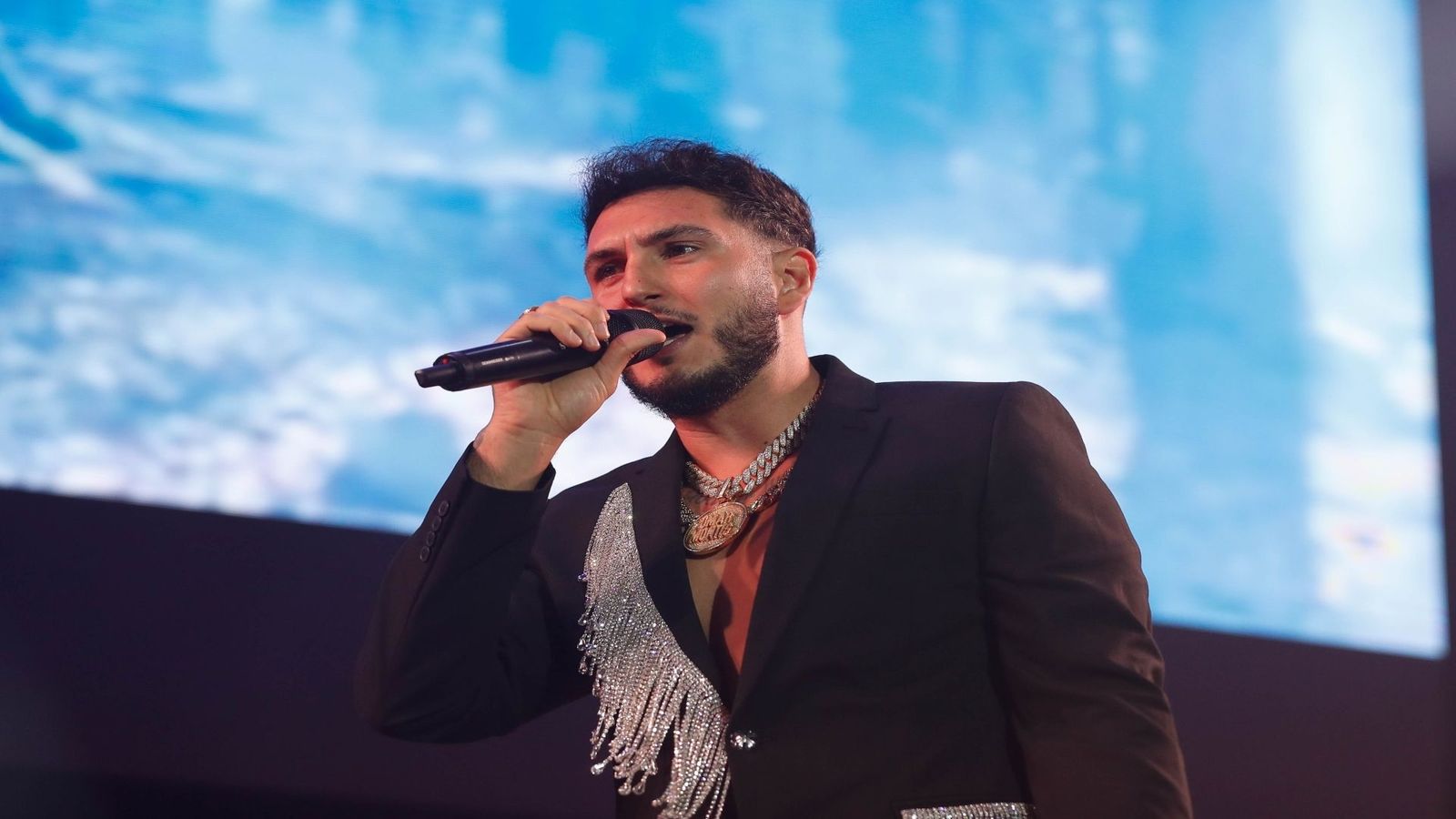 Omar Montes actúa por sorpresa en la calle para presentar su nueva canción