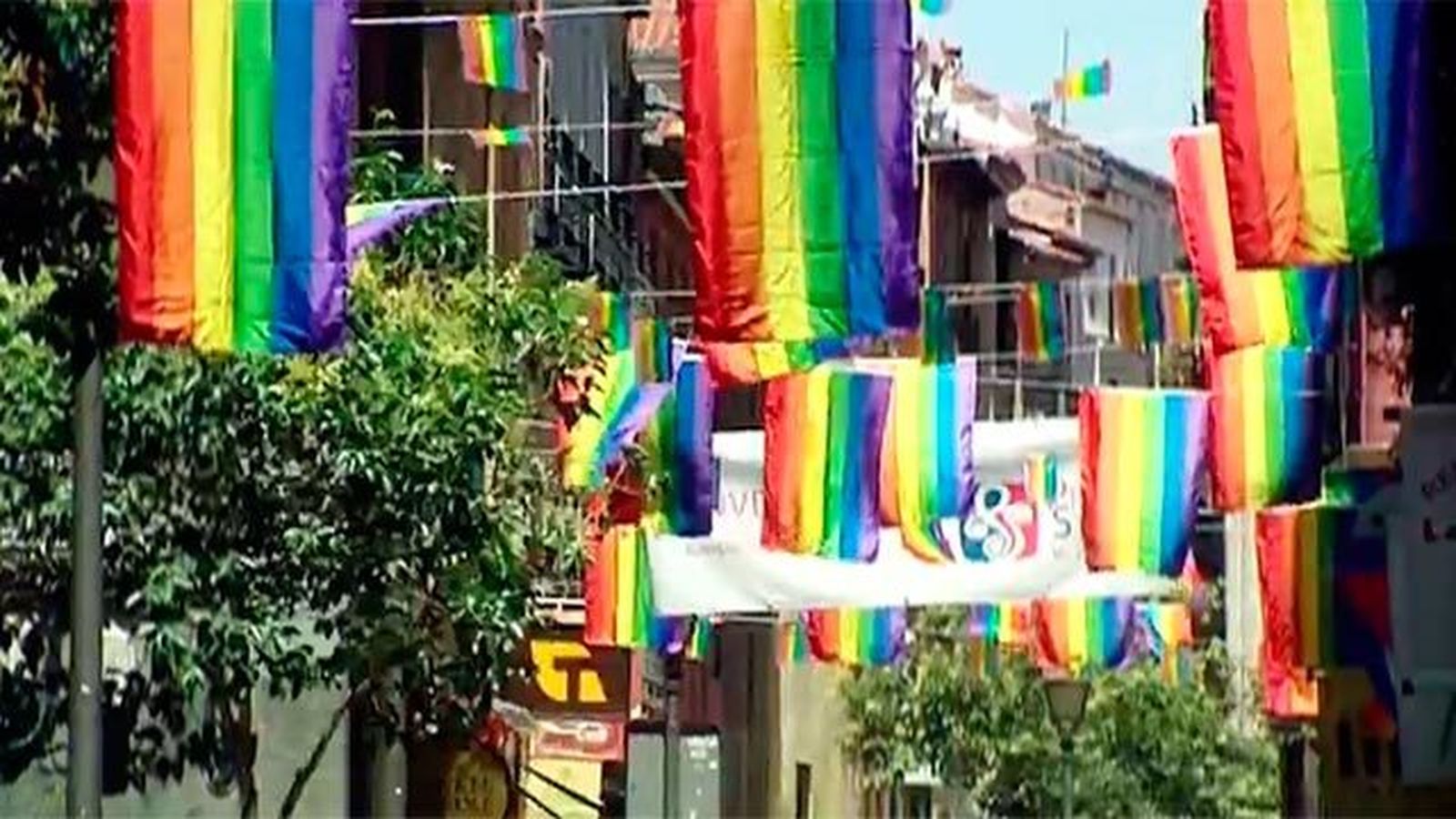 Los colores del arcoíris inundan Chueca