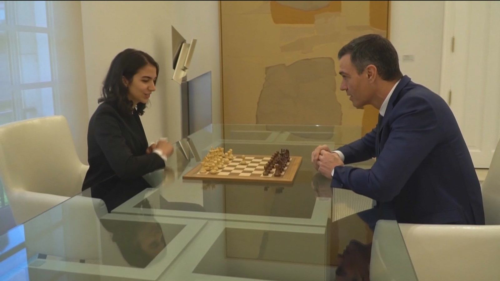 Sánchez disputa una partida con la ajedrecista iraní Sara Khadem que compitió sin velo