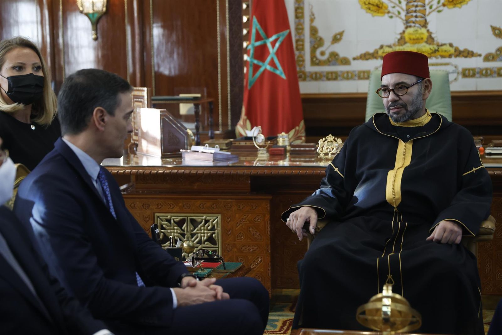 El presidente del Gobierno español, Pedro Sánchez (i), se reúne con el rey Mohamed VI de Marruecos (d)