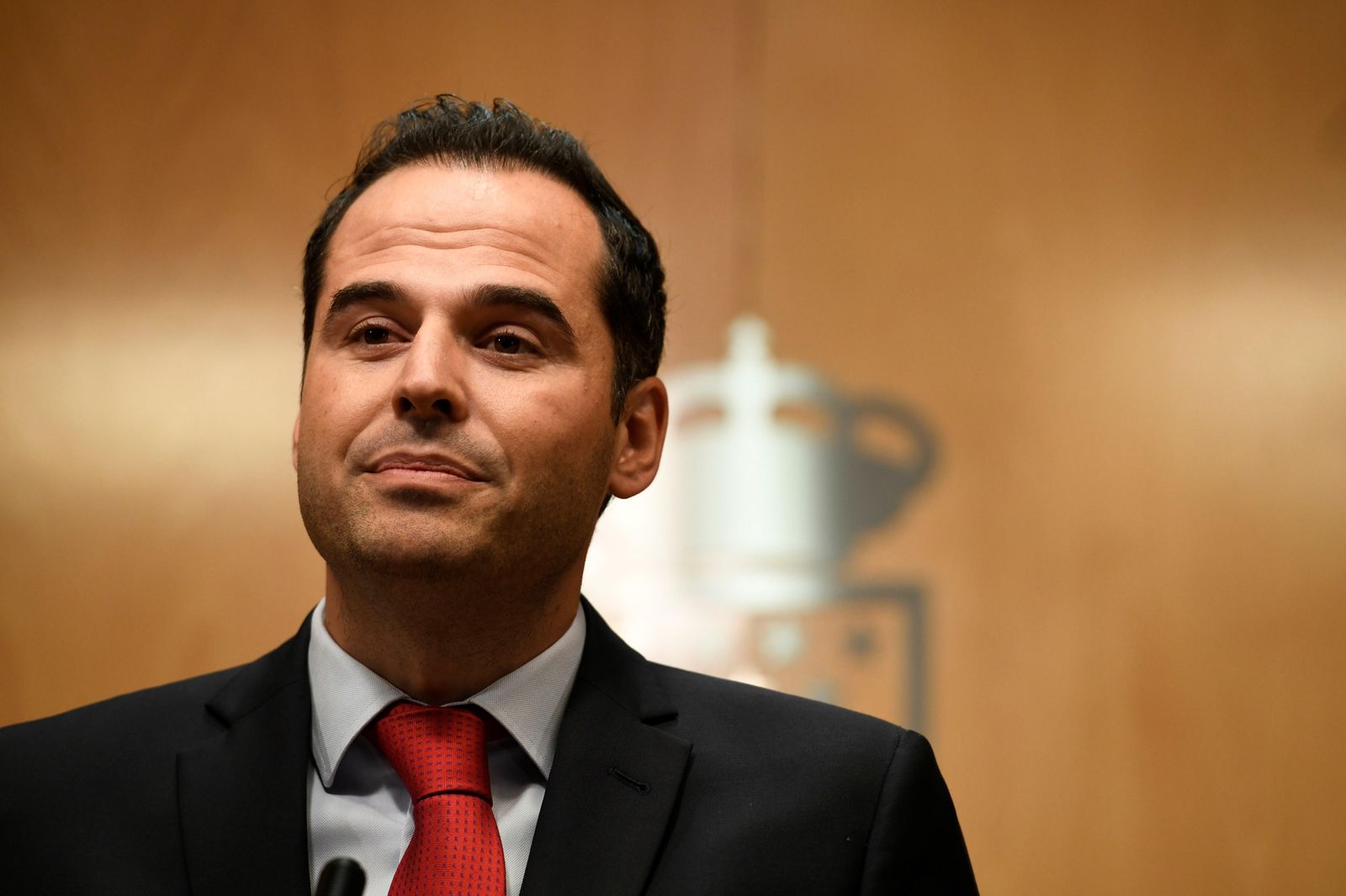 Cs acepta las condiciones de Vox en un acuerdo verbal que desbloquea la investidura de Ayuso