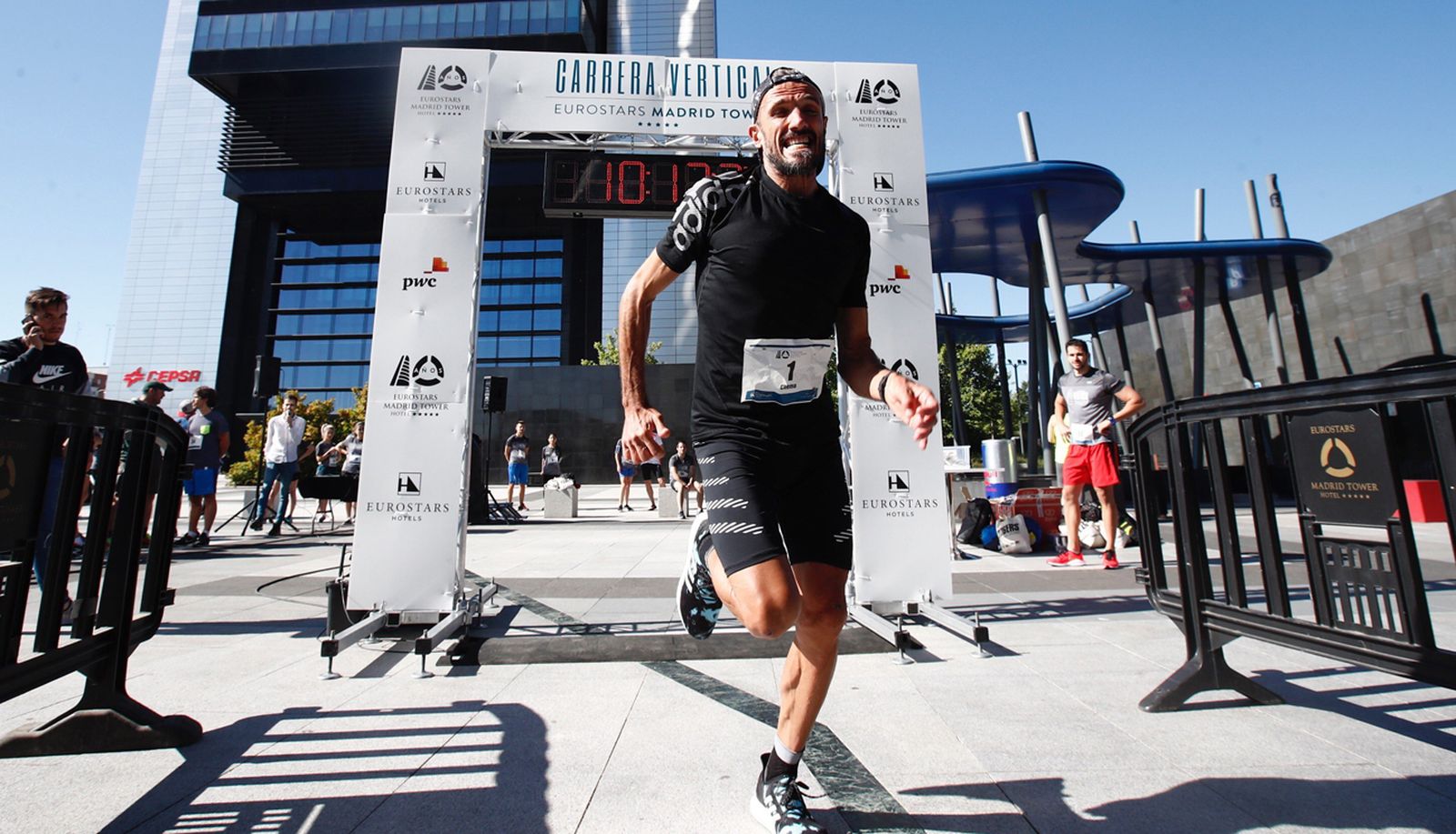 El atleta Chema Martínez, durante la carrera vertical celebrada este sábado con motivo del 10º aniversario del Eurostars Madrid Tower 5* en Madrid