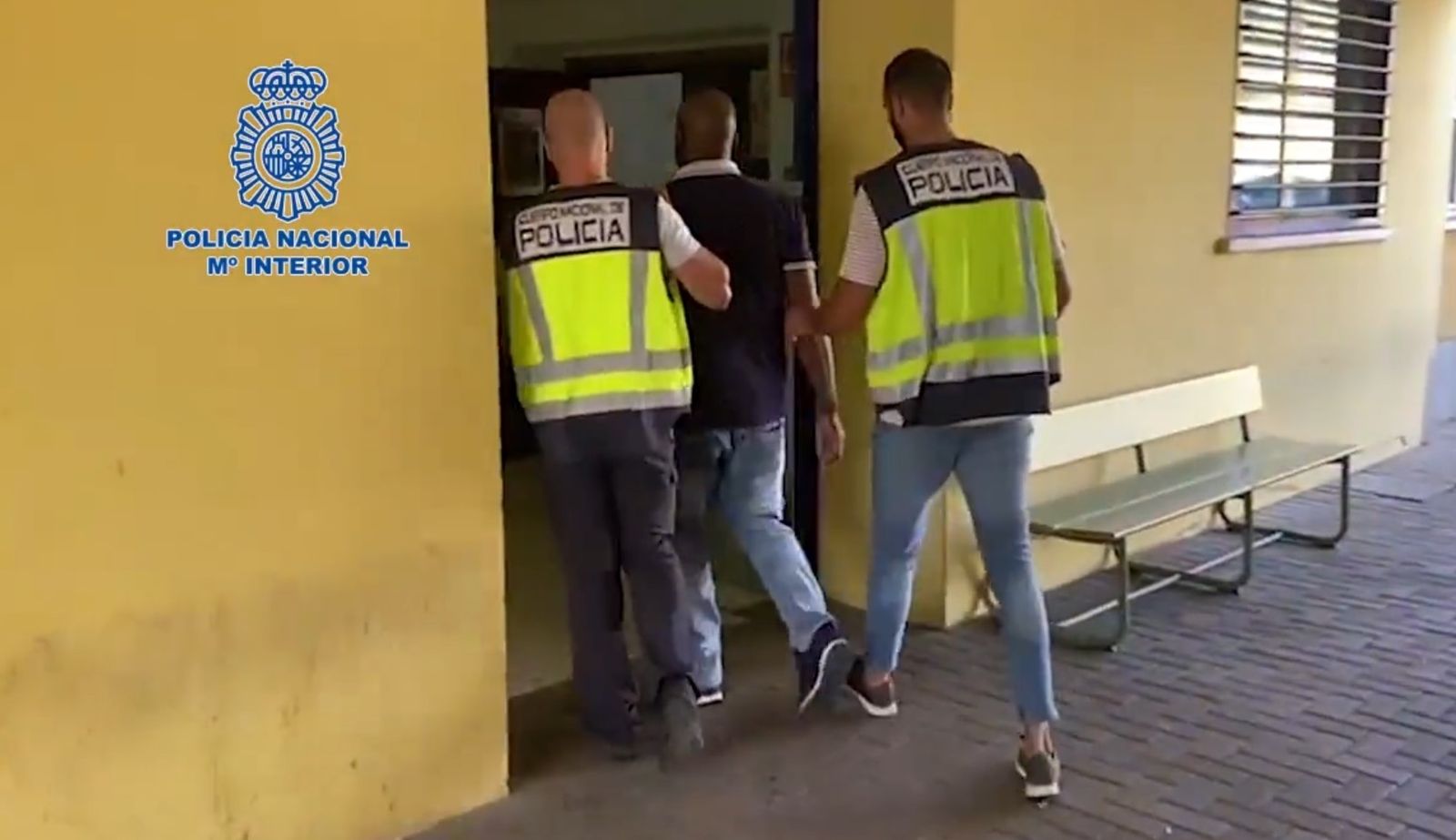Uno de los detenidos en la operación policial