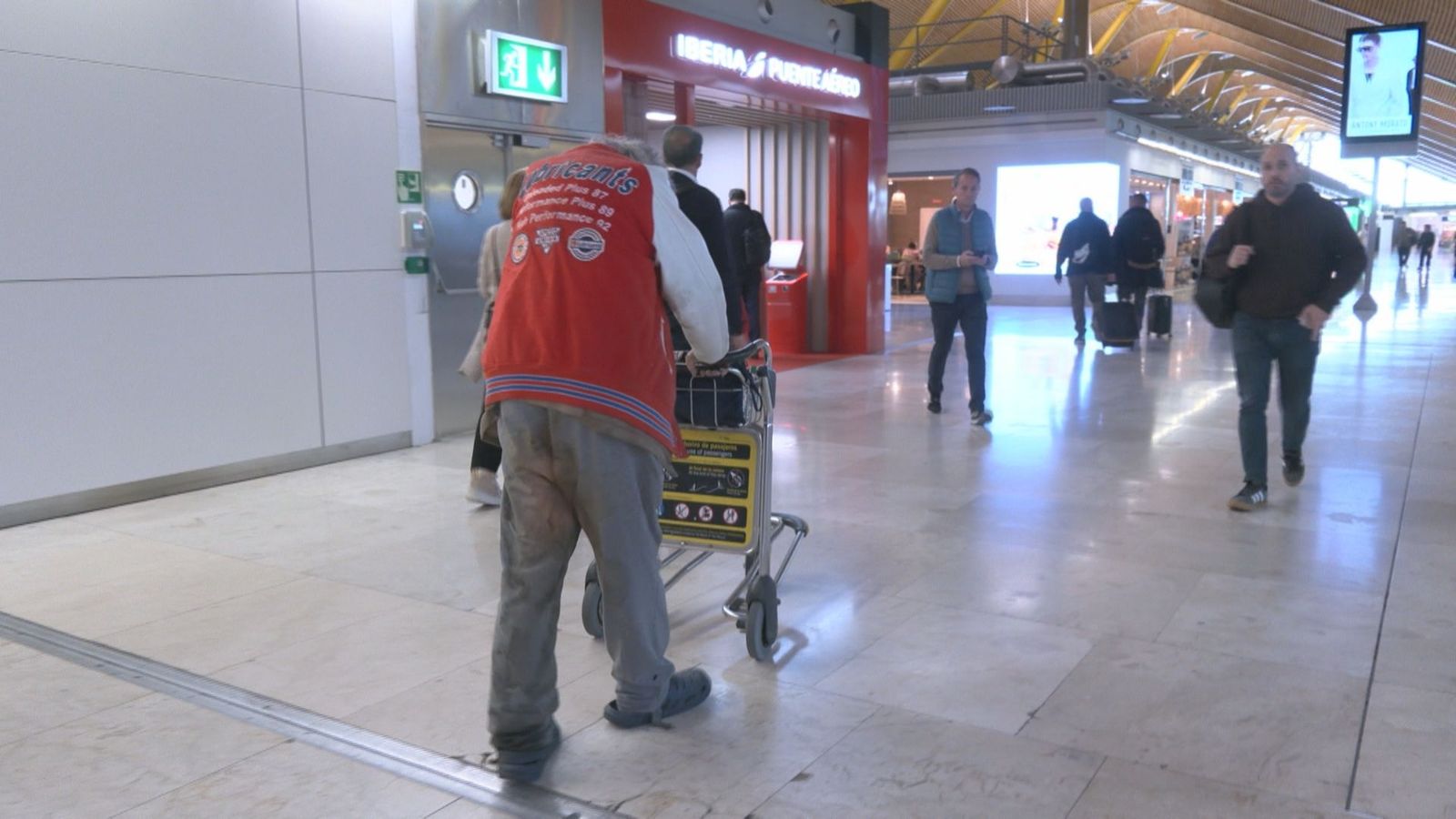 Las historias que están detrás de las personas que pasan cada noche en el aeropuerto de Barajas