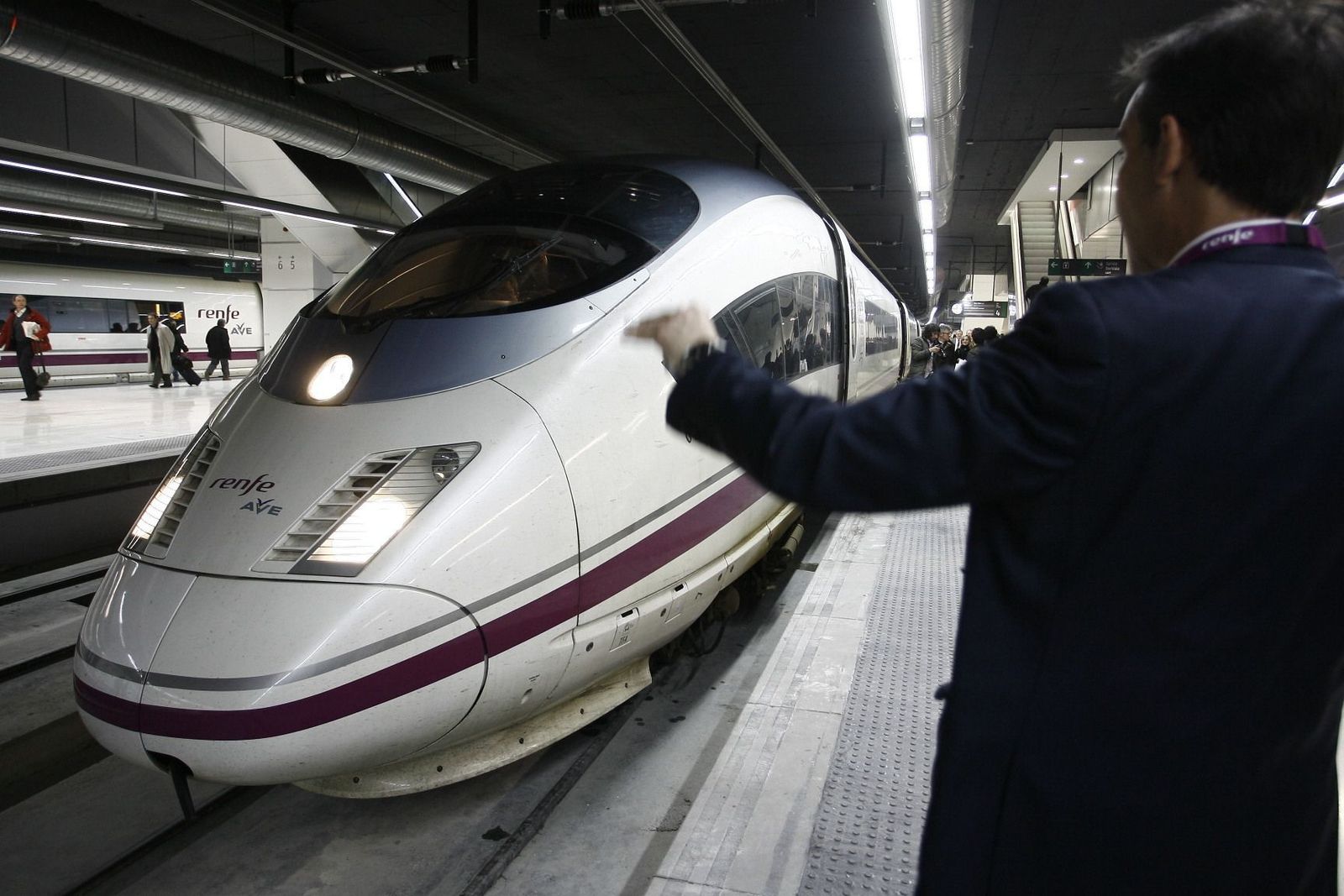 Adif pide a las operadoras suspender los últimos AVE del corredor Madrid-Barcelona para reforzar el mantenimiento