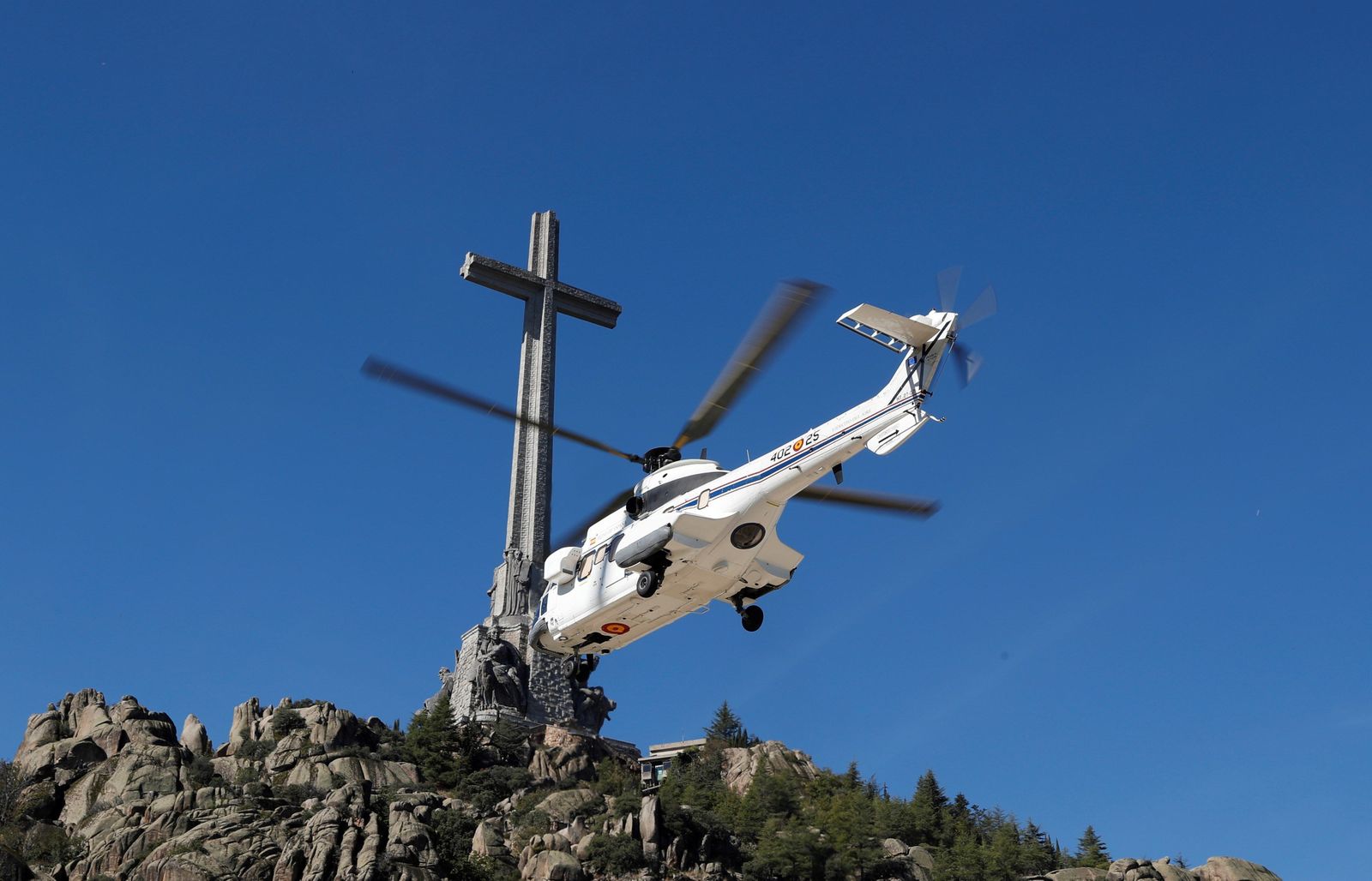El helicóptero que traslada el féretro de Franco se despide del Valle de los Caídos