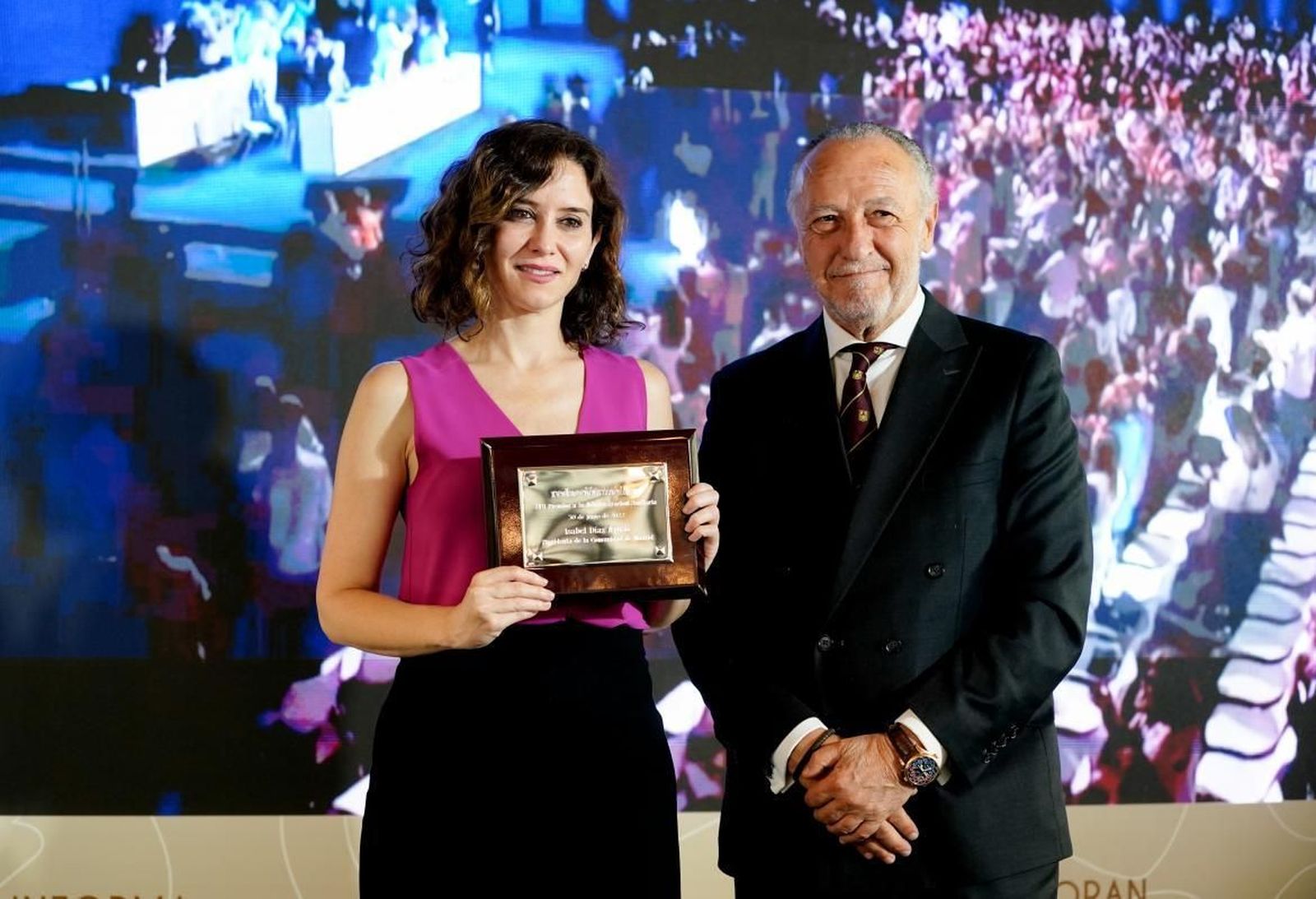 Ayuso recibe el Premio Especial a la Administración Sanitaria concedido por 'Redacción Médica'