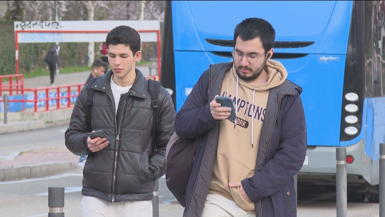 ¿Puedes estar un día sin móvil?, es el reto de dos profesores de la Complutense