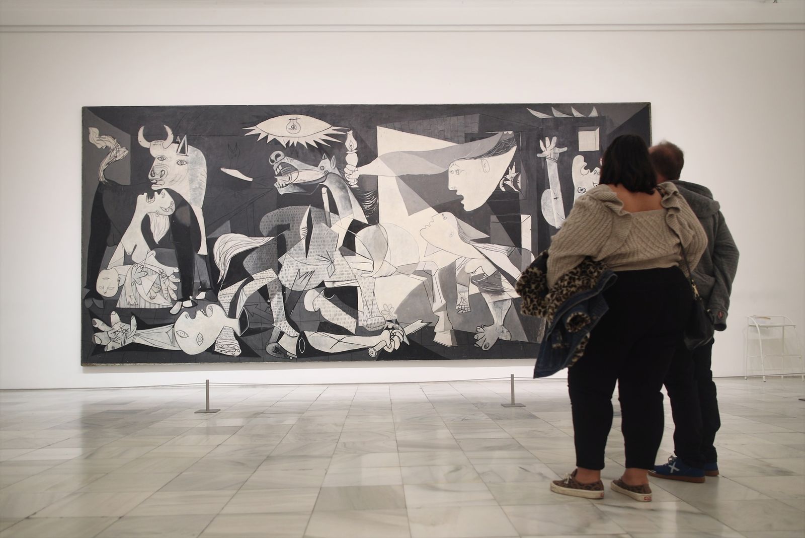 Dos personas observan el 'Guernica' de Pablo Picasso en una de las salas del Museo Reina Sofía