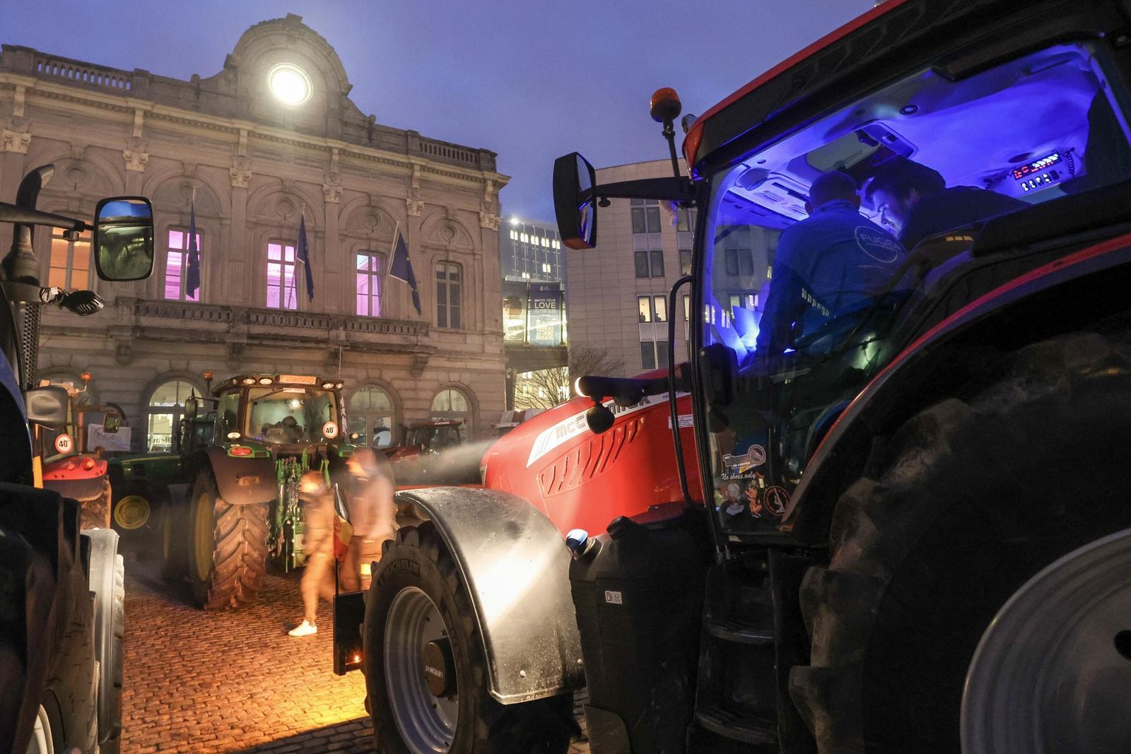 Agricultores protestan en Bruselas ante la cumbre de líderes de la UE