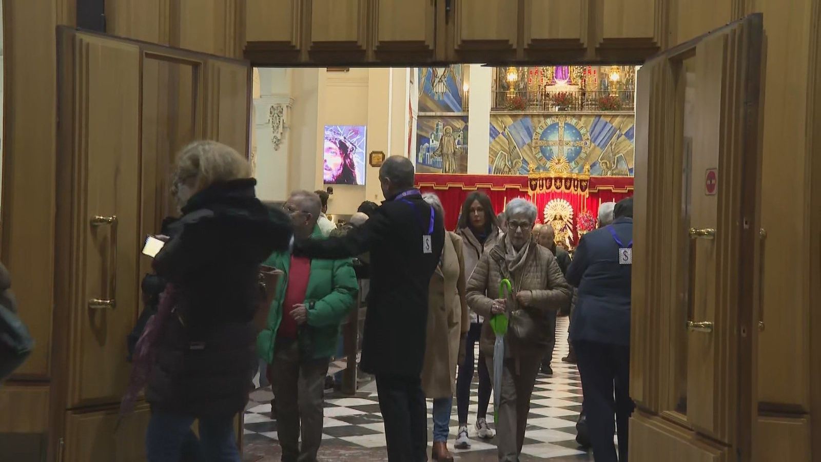 Miles de devotos se citan en el tradicional besapiés de Jesús de Medinaceli: "Pedimos lo de siempre, salud"