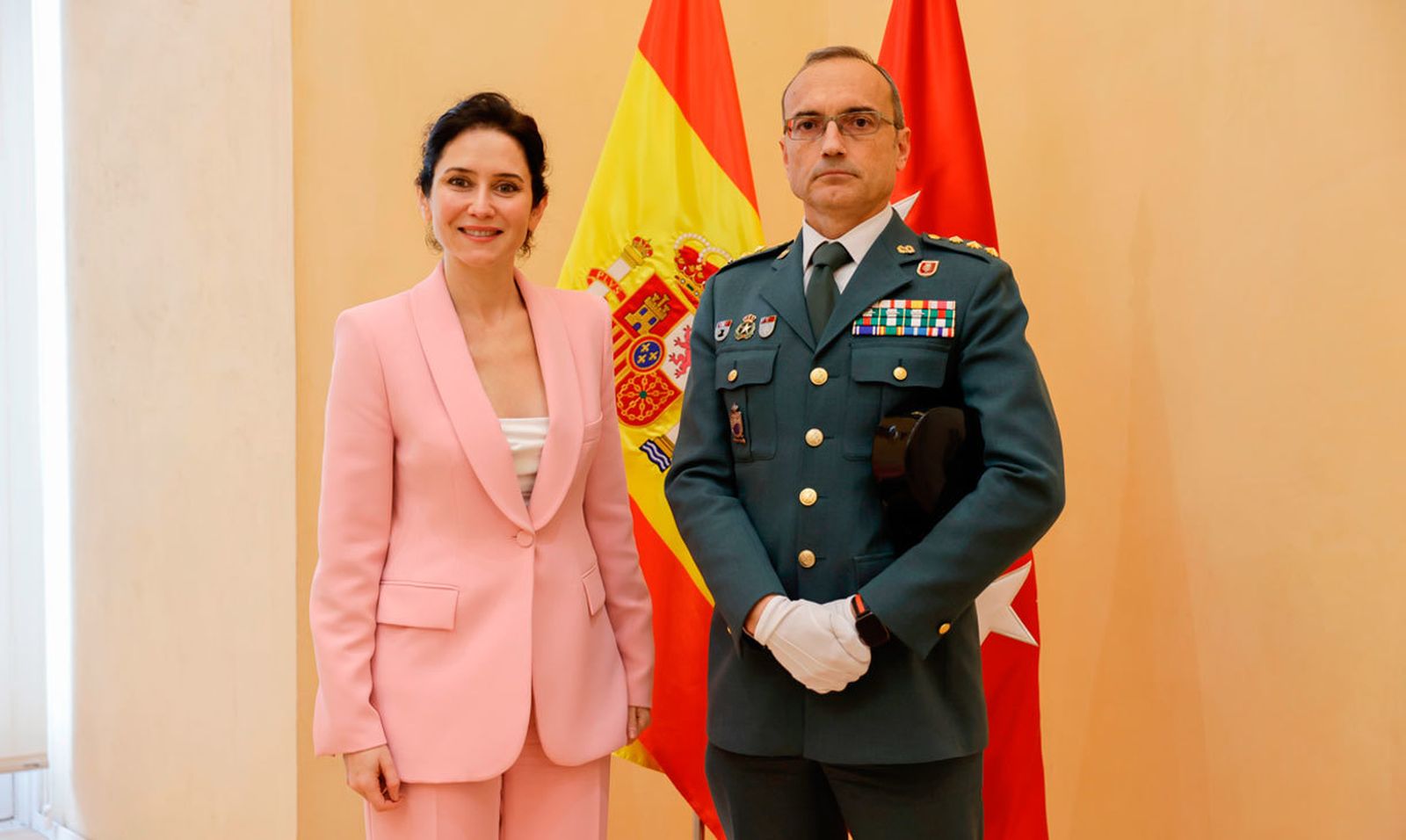 Isabel Díaz Ayuso con el coronel Carlos de Miguel García
