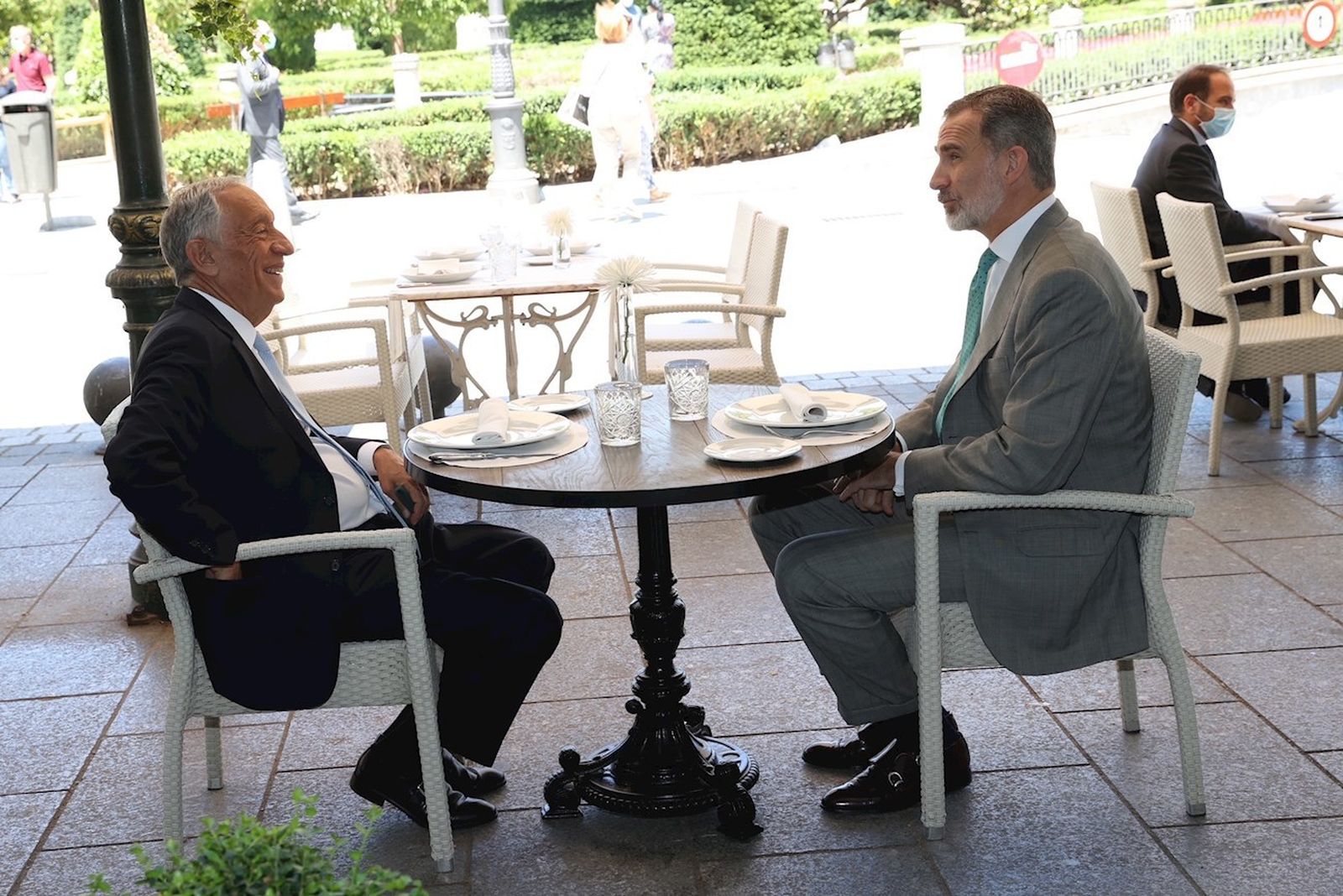 El rey y el presidente de Portugal comparten mesa en una terraza de la Plaza de Oriente