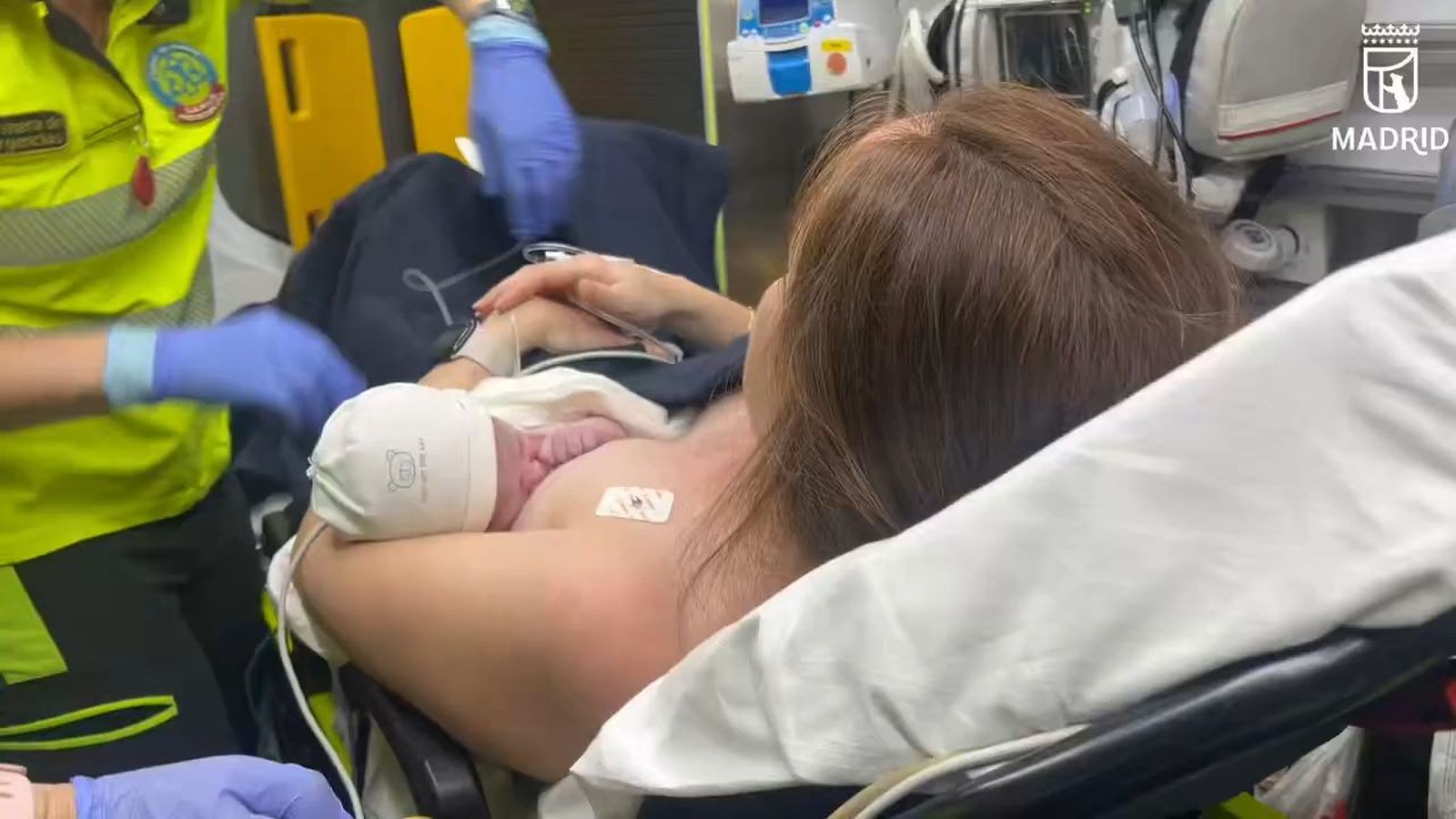 Una mujer da a luz en el interior de su coche en Madrid mientras se dirigía al hospital