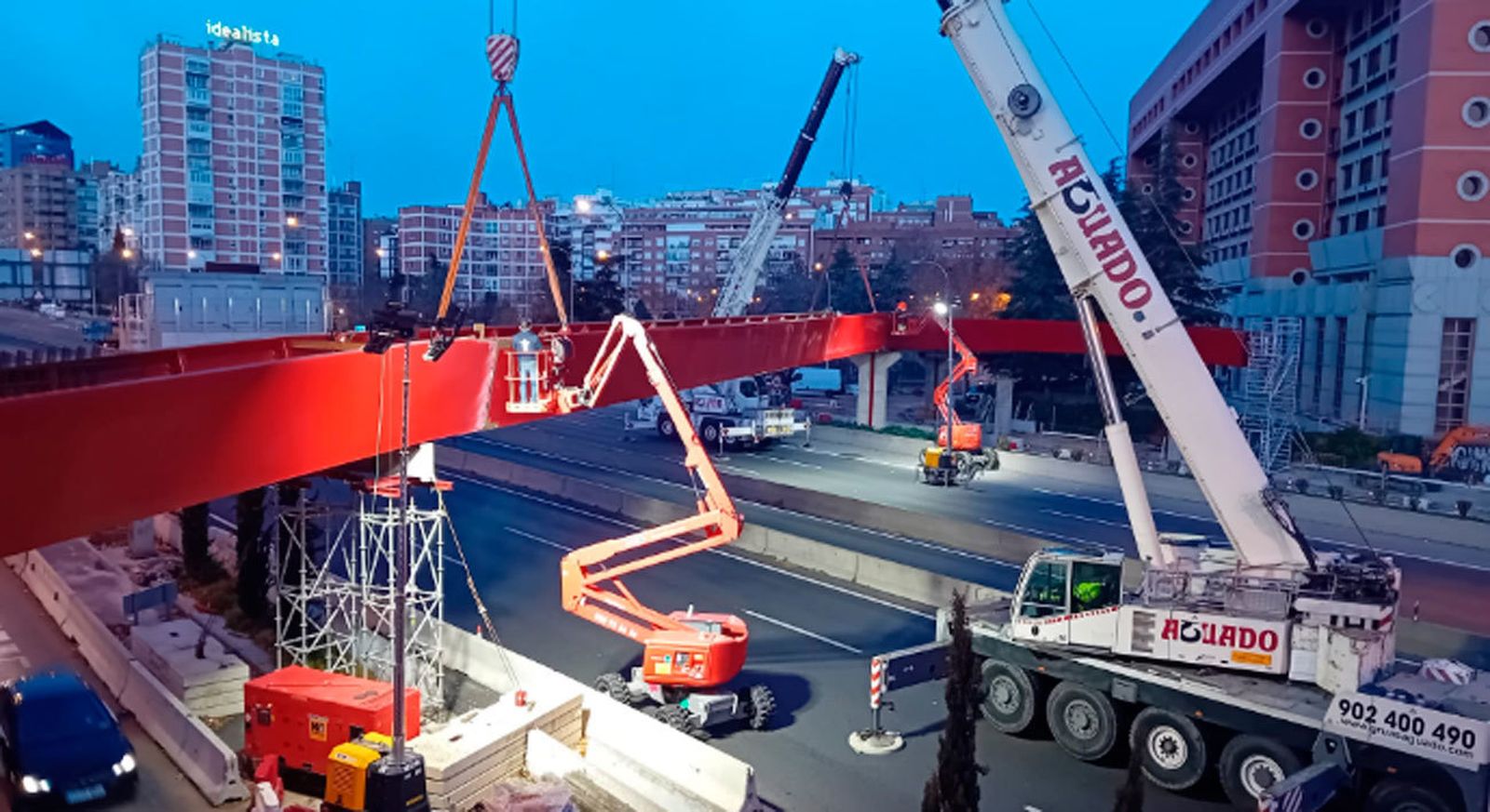 Madrid instalará este este fin de semana un nuevo tramo de la pasarela peatonal en el parque de la Avenidas sobre la A-2