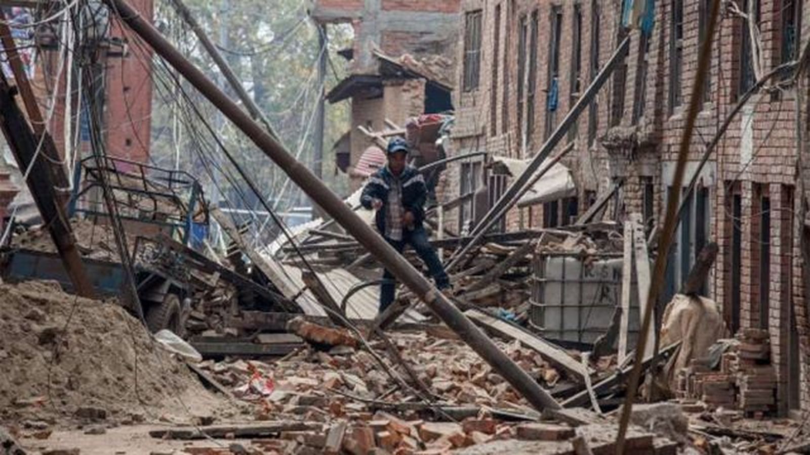 Continúa la búsqueda de 118 españoles en Nepal tras el terremoto