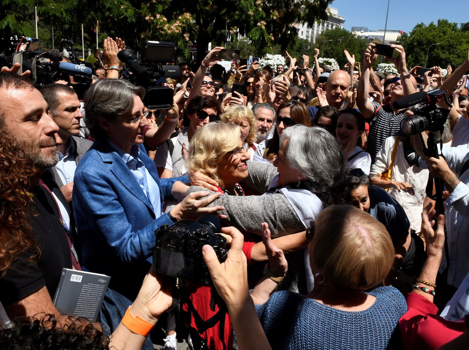 Carmena abrazado por una multitud de simpatizante
